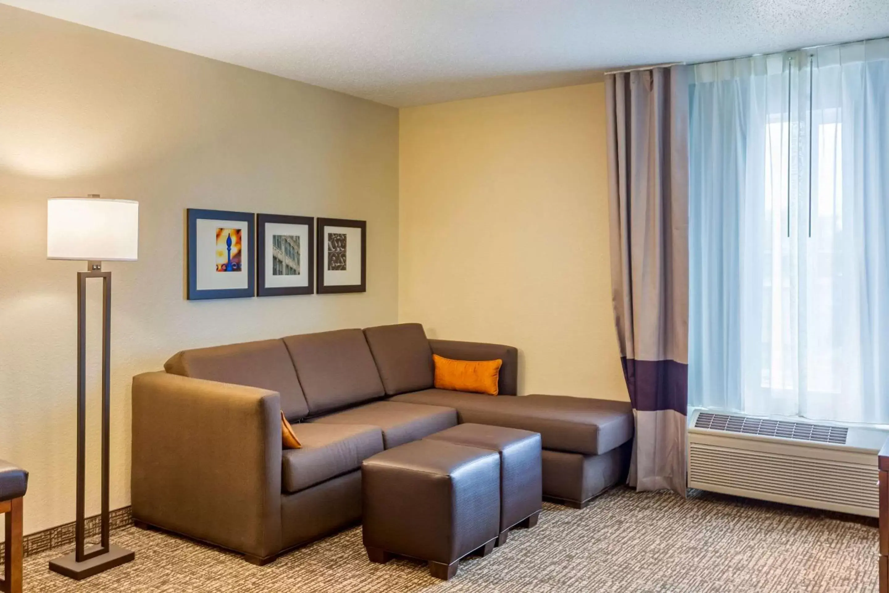 Photo of the whole room, Seating Area in Comfort Inn DeKalb - Adjacent the University