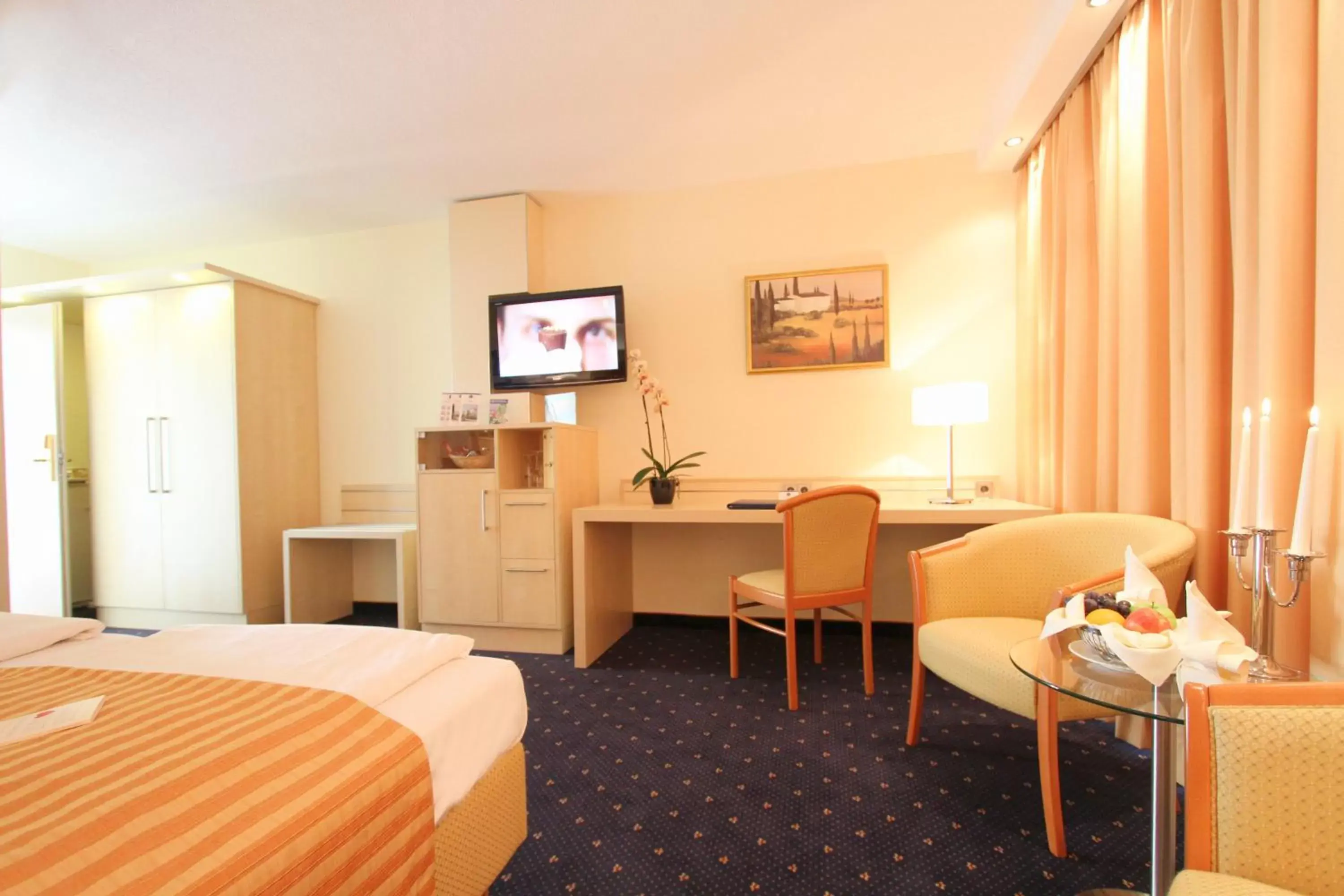 Photo of the whole room, TV/Entertainment Center in Best Western Plus Hotel Steinsgarten