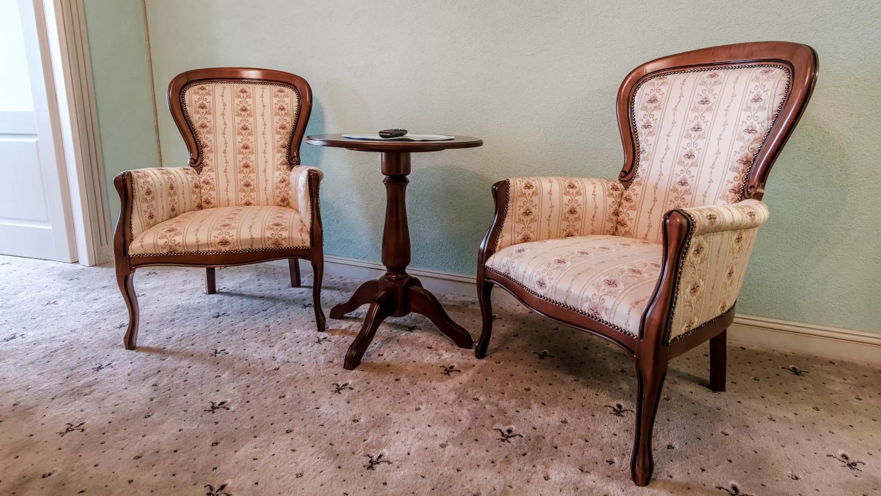 Seating area in JMR Royal -Luxury Rooms & Private Sauna