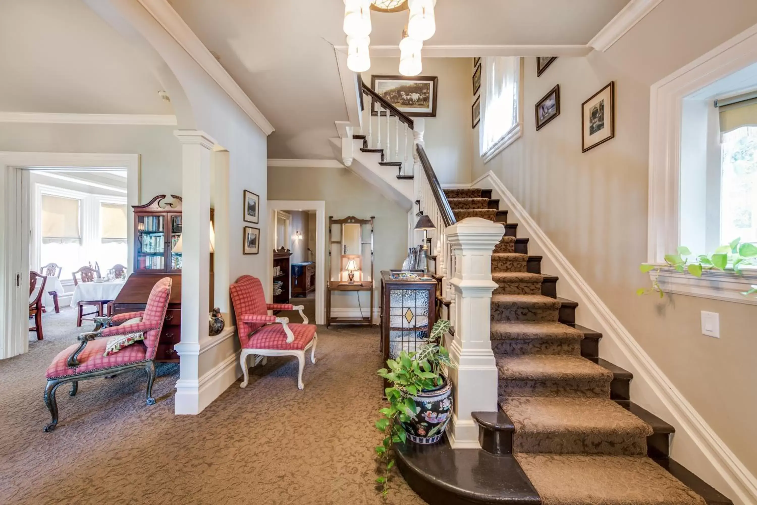 Seating area, Lobby/Reception in O Canada House Bed & Breakfast