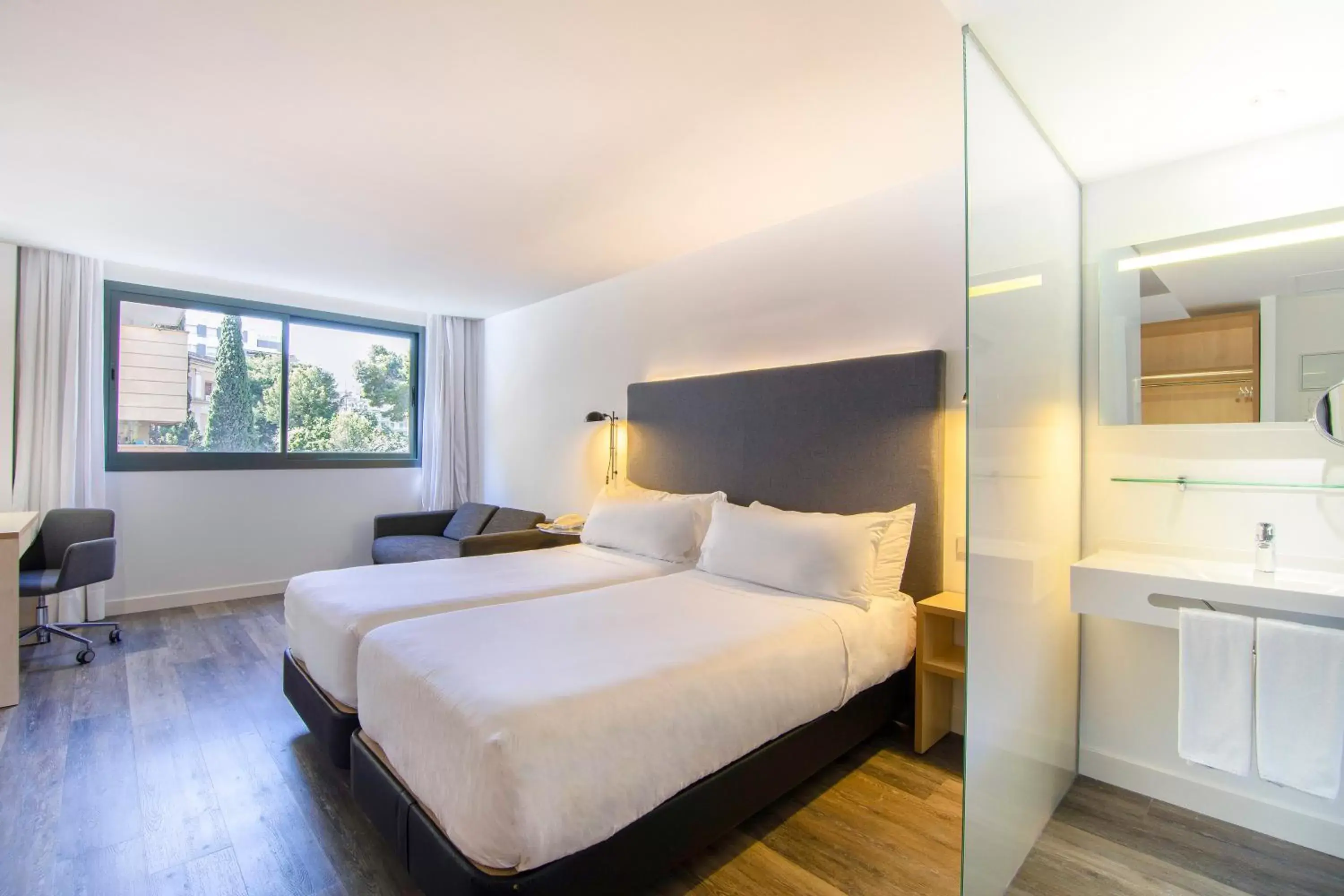 Photo of the whole room, Bed in INNSiDE by Meliá Palma Center