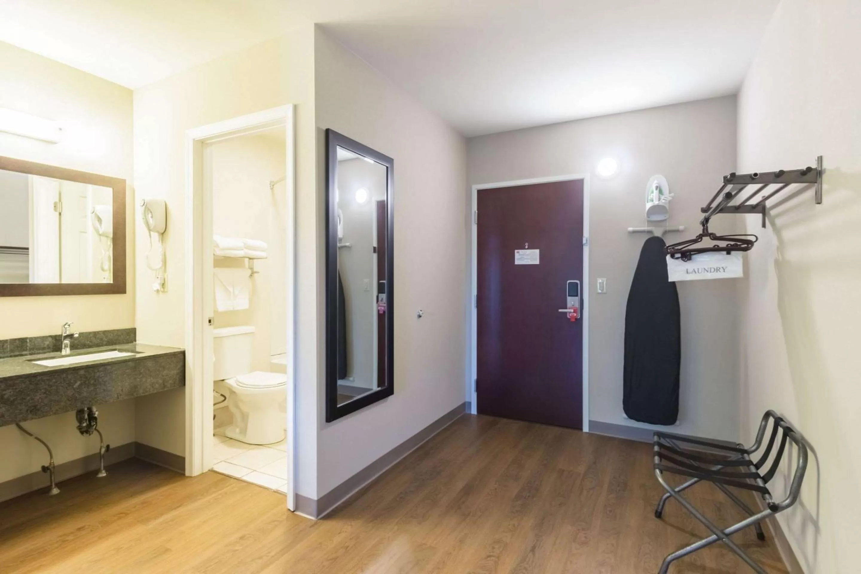 Photo of the whole room in Econo Lodge Harrisburg - Southwest of Hershey Area