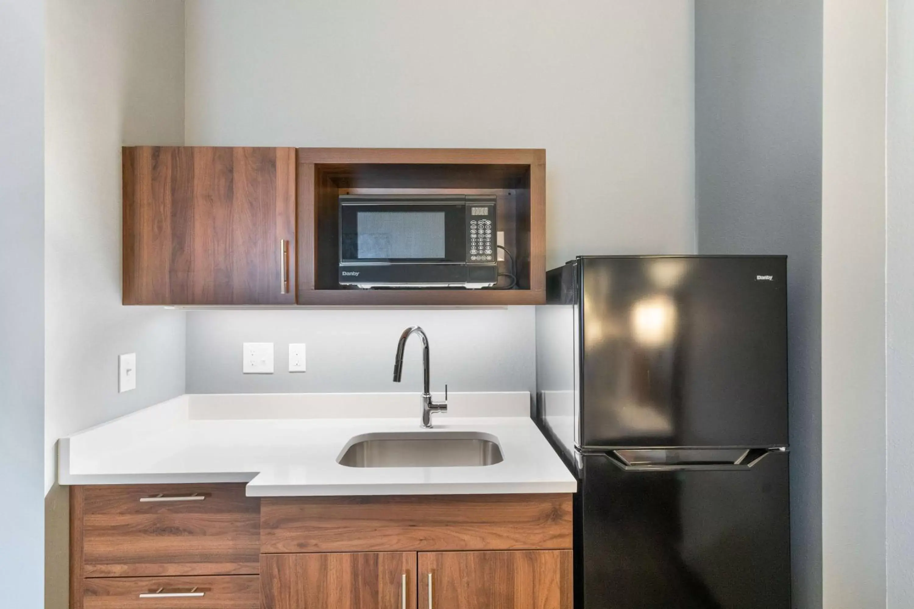 Kitchen or kitchenette, TV/Entertainment Center in Hampton Inn Winchester