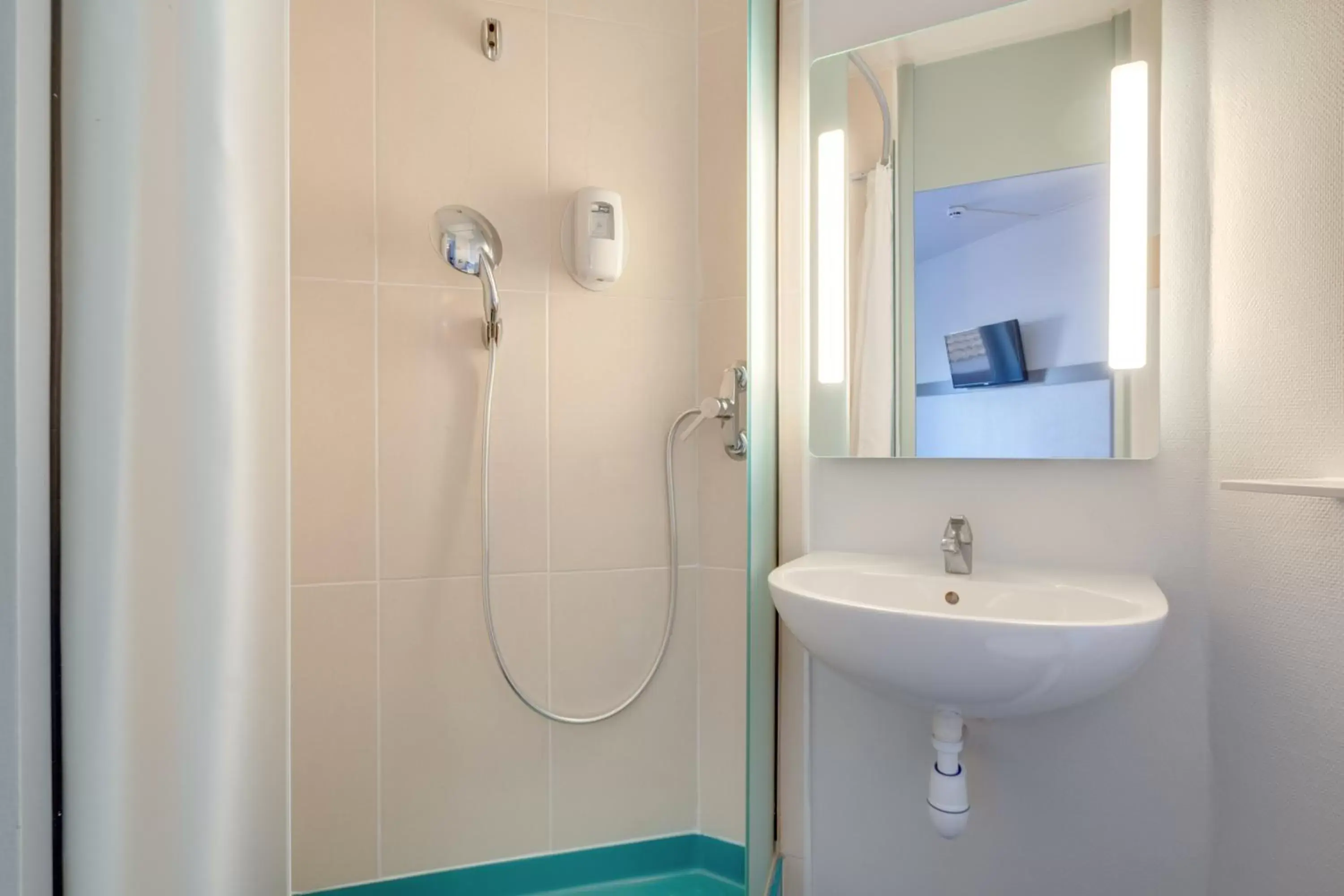 Shower, Bathroom in B&B HOTEL Fréjus Roquebrune-sur-Argens