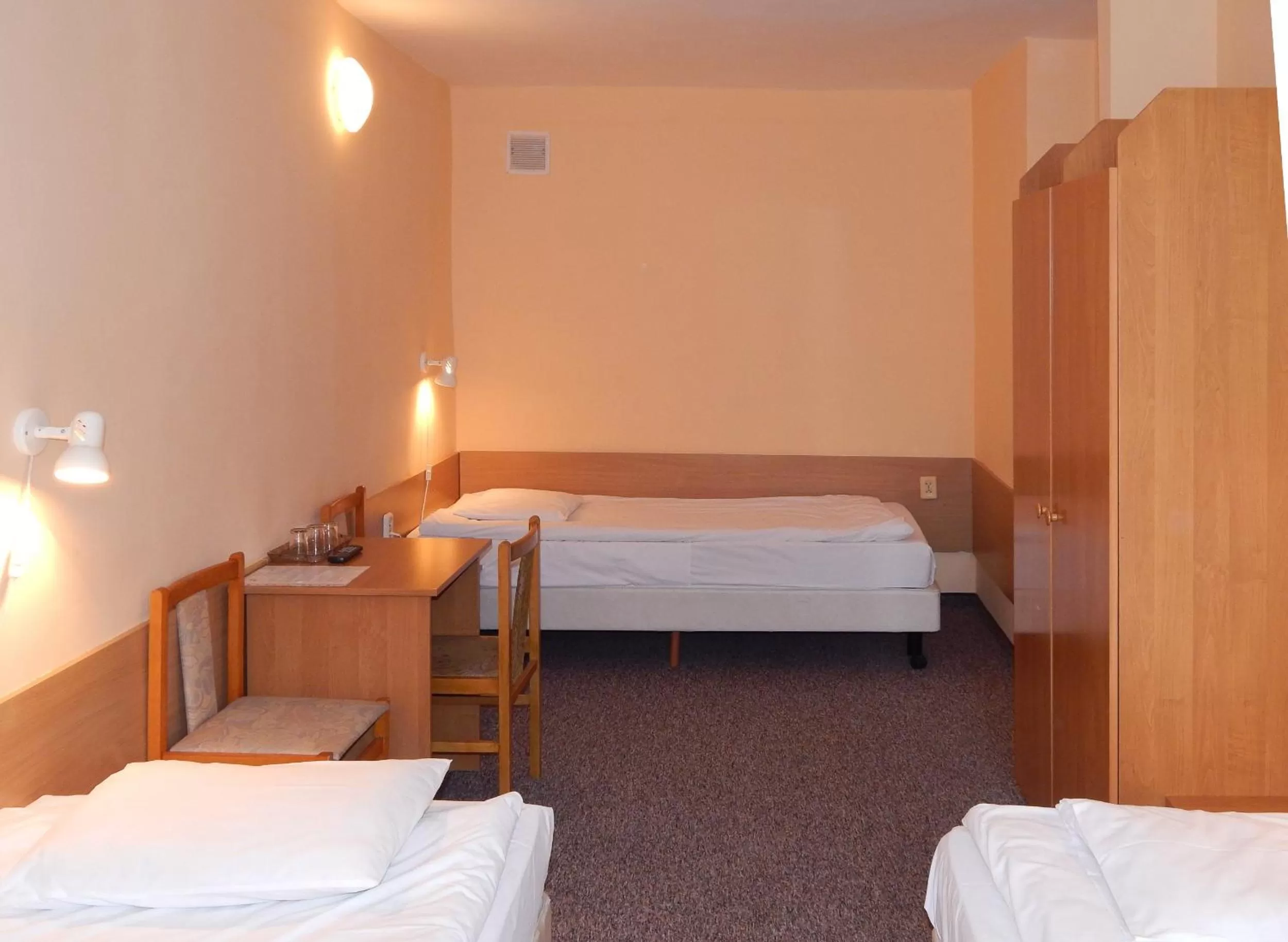 Photo of the whole room, Bed in Hotel ROK