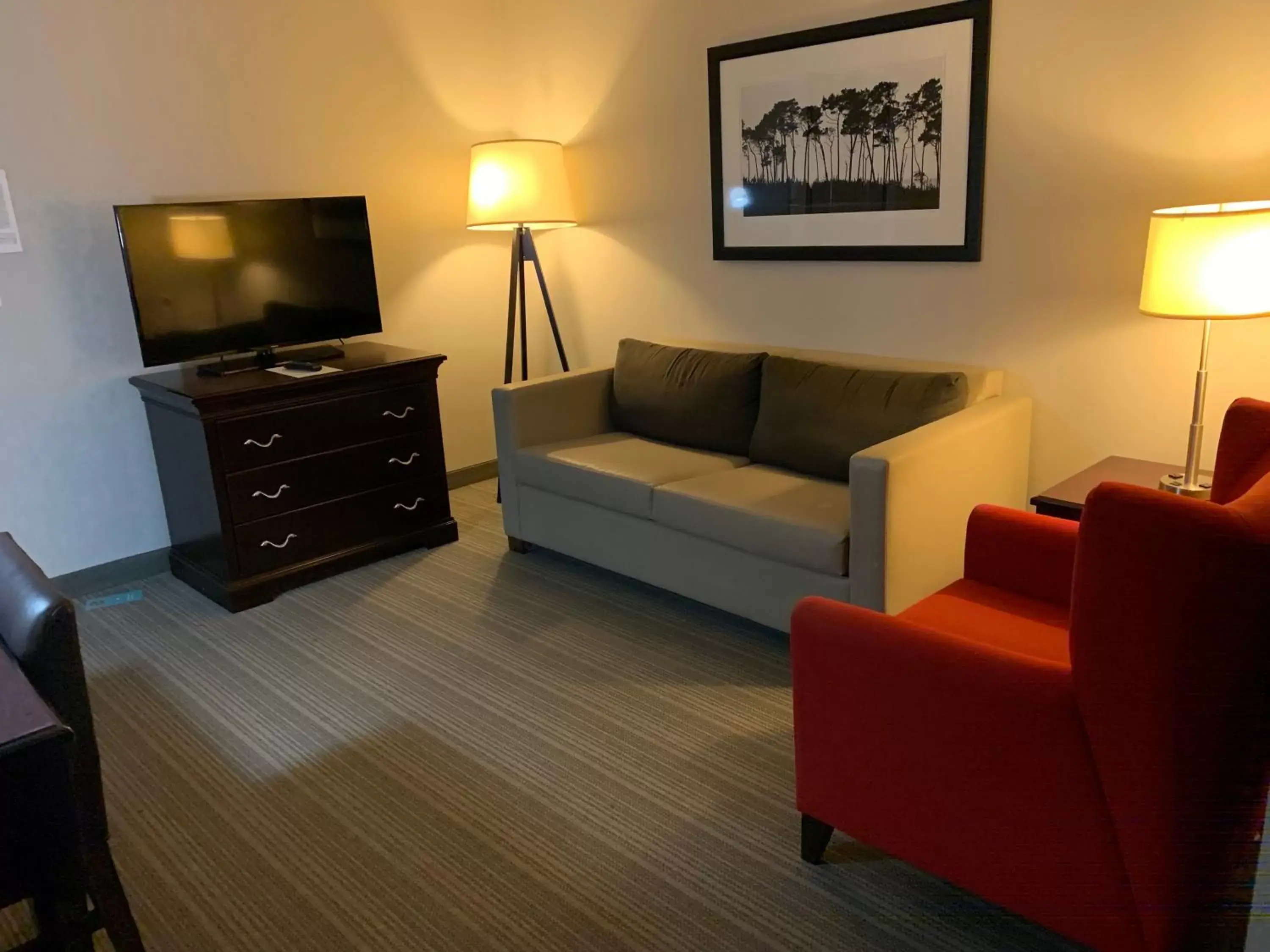 Living room, Seating Area in Country Inn & Suites by Radisson, Kearney, NE