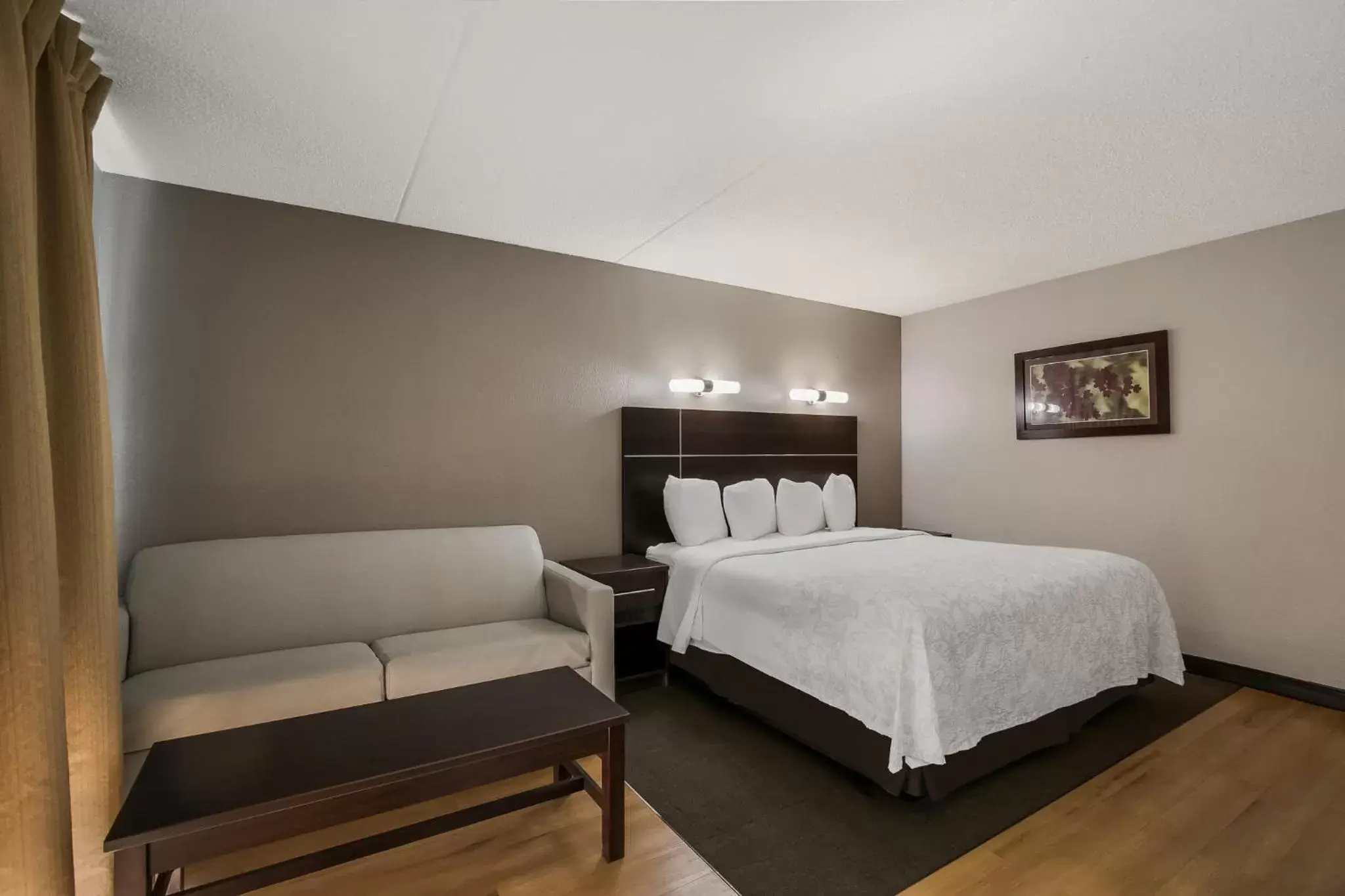 Bedroom, Bed in Red Roof Inn PLUS+ & Suites Knoxville West - Cedar Bluff