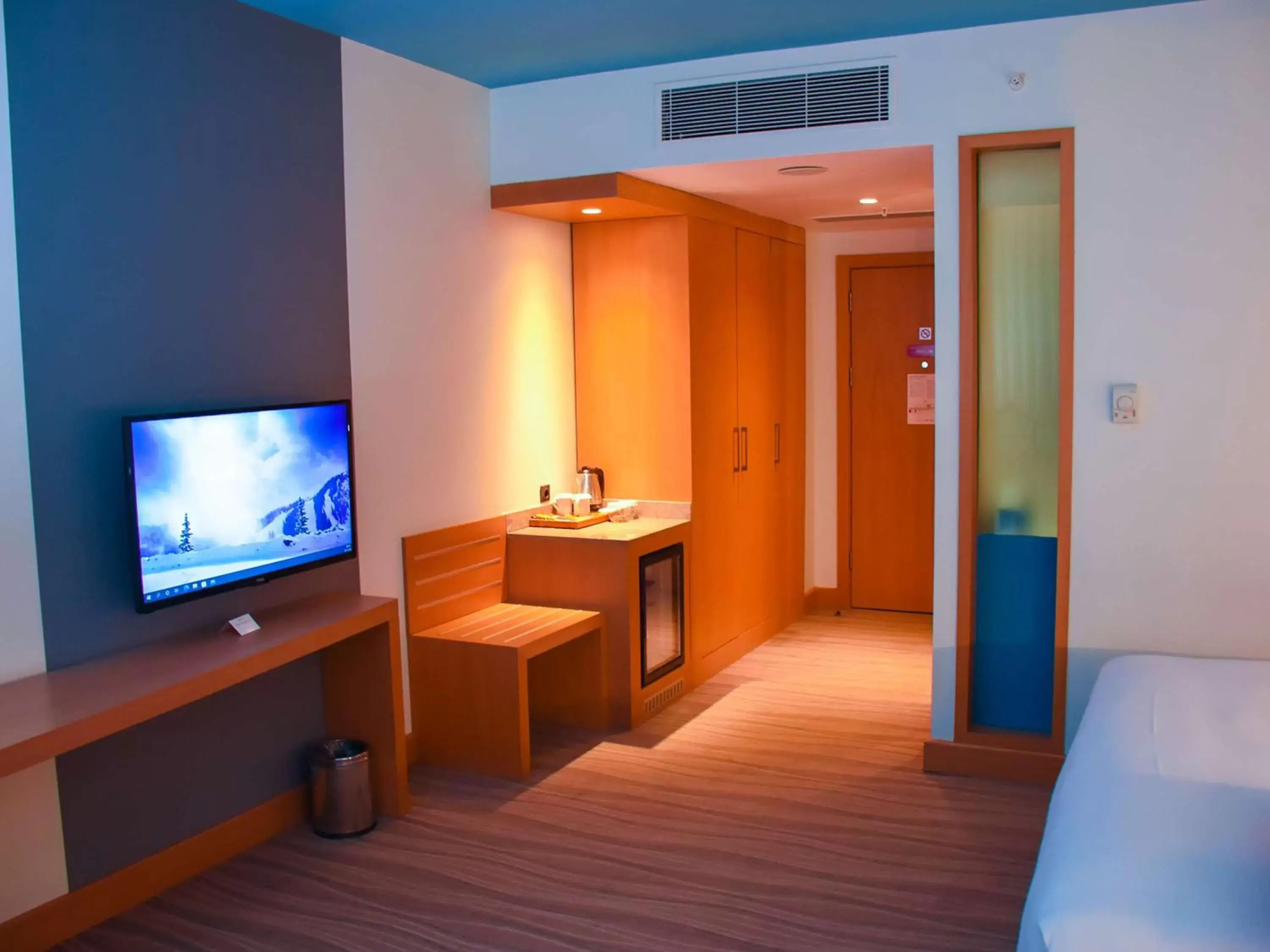 Shower, TV/Entertainment Center in Park Inn by Radisson Samsun