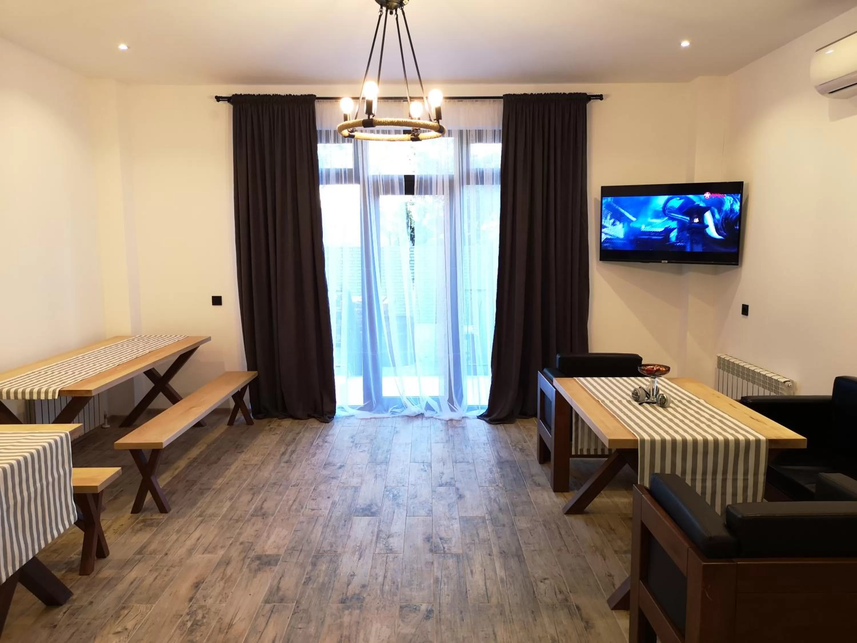 TV and multimedia in Level Up Hotel & Restaurant