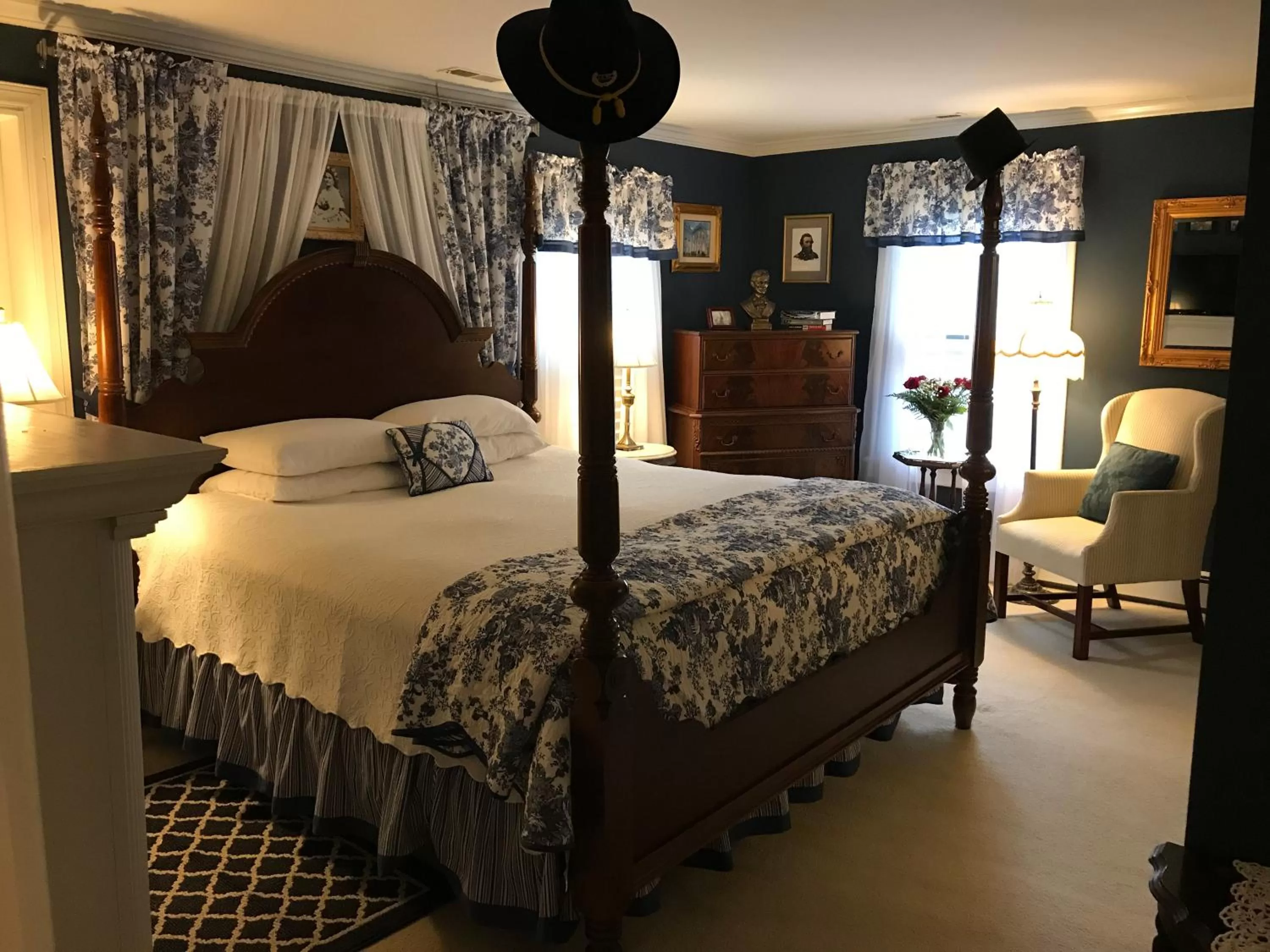 Photo of the whole room, Bed in A Williamsburg White House Inn