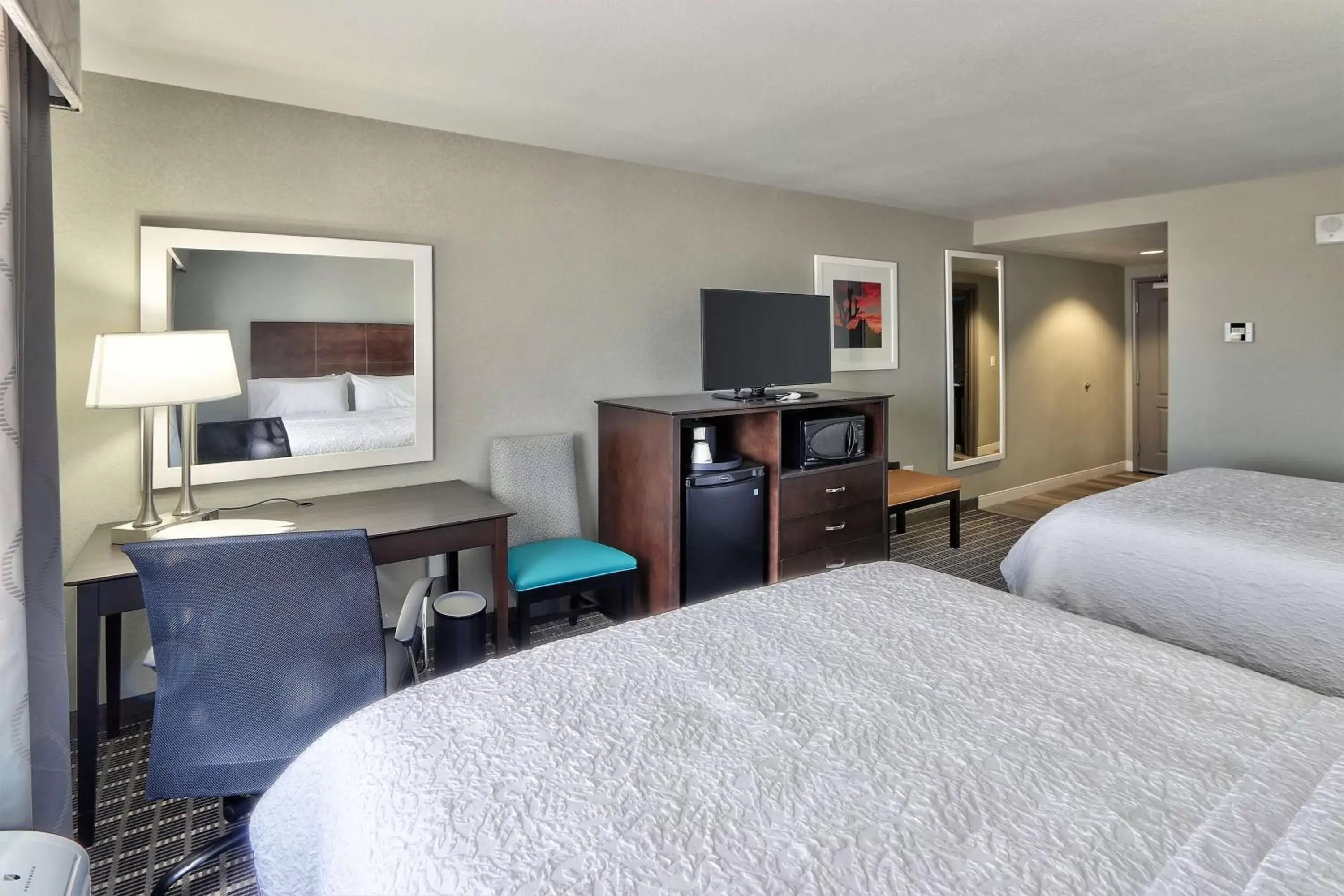 Bedroom, TV/Entertainment Center in Hampton Inn & Suites Albuquerque Airport