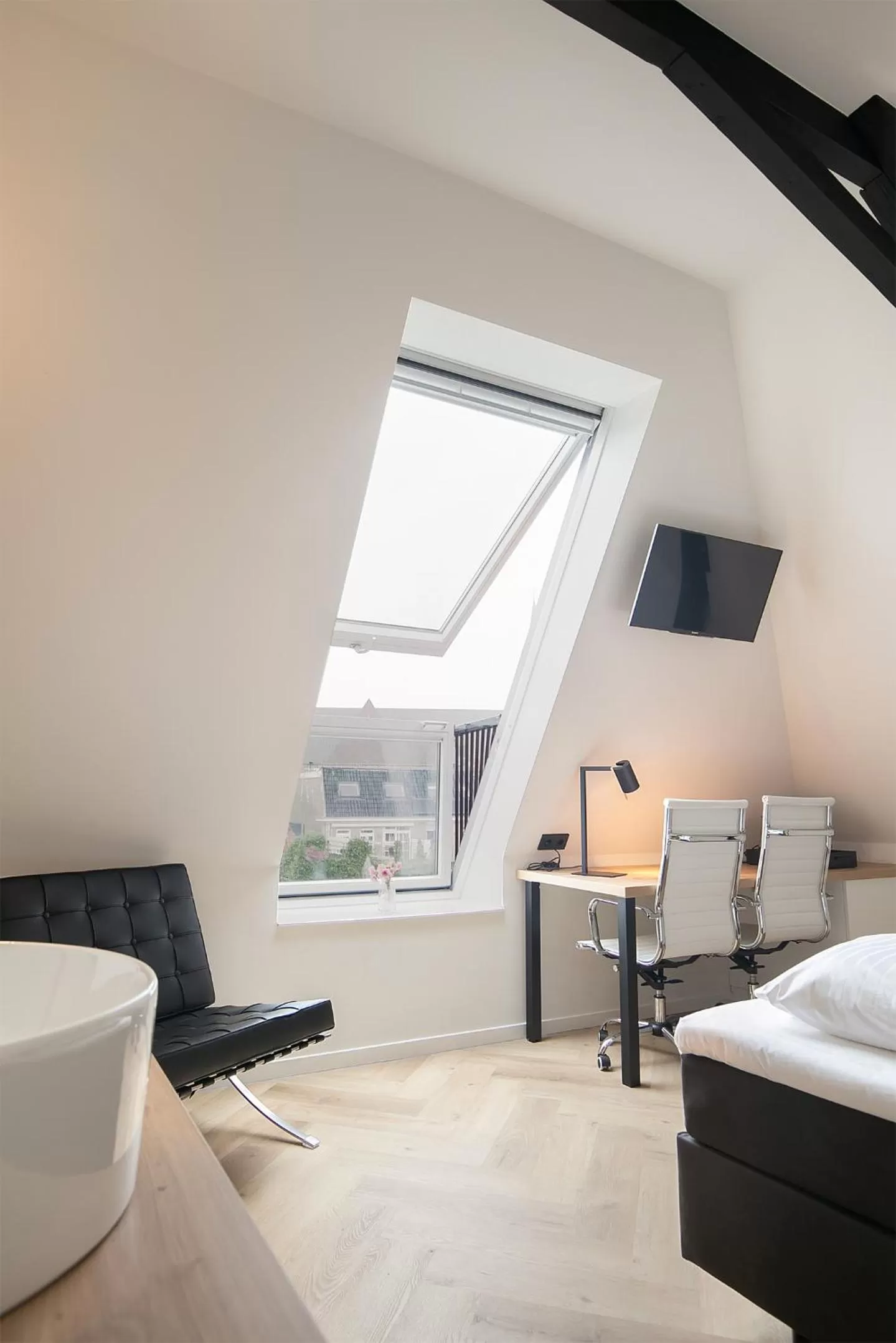 TV and multimedia, Bed in Snoozz Hotels Bolsward Boutique hotel zonder receptie met digitale sleutel