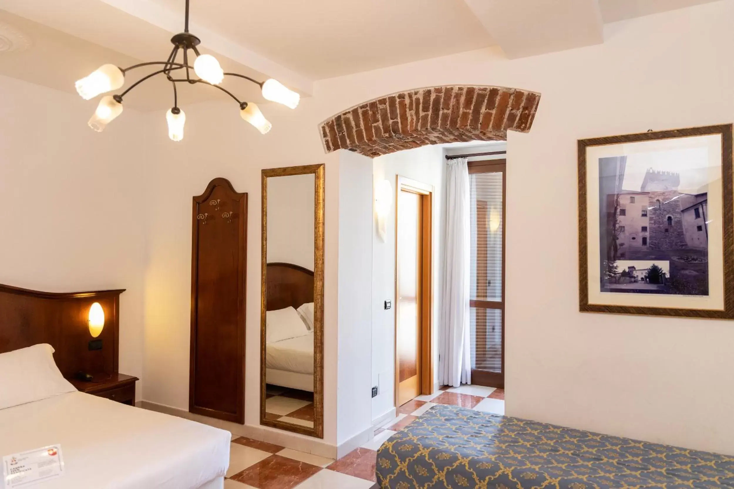 Bedroom, TV/Entertainment Center in Hotel Ungheria Varese 1946