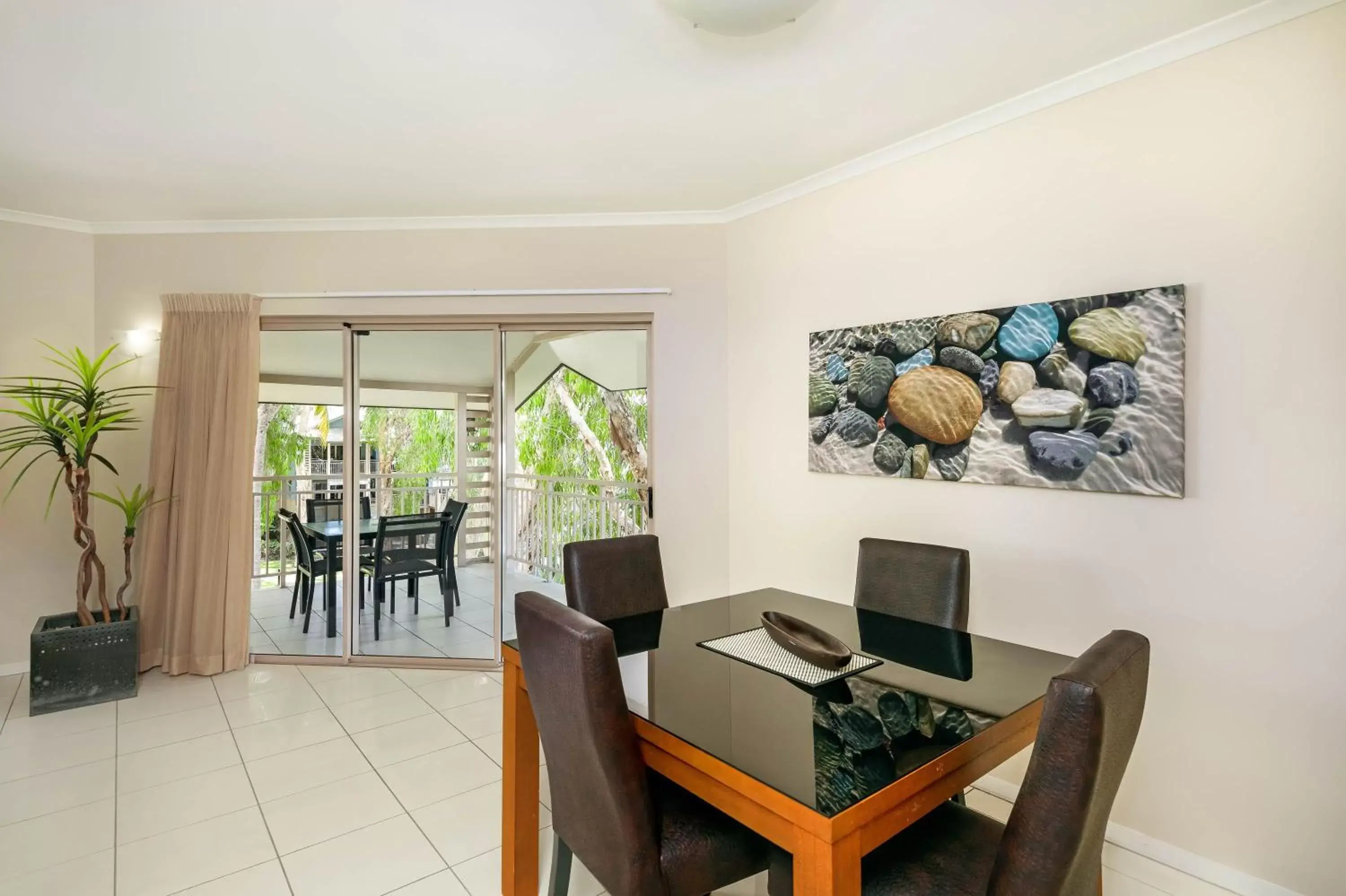 Dining area in Mantra Amphora