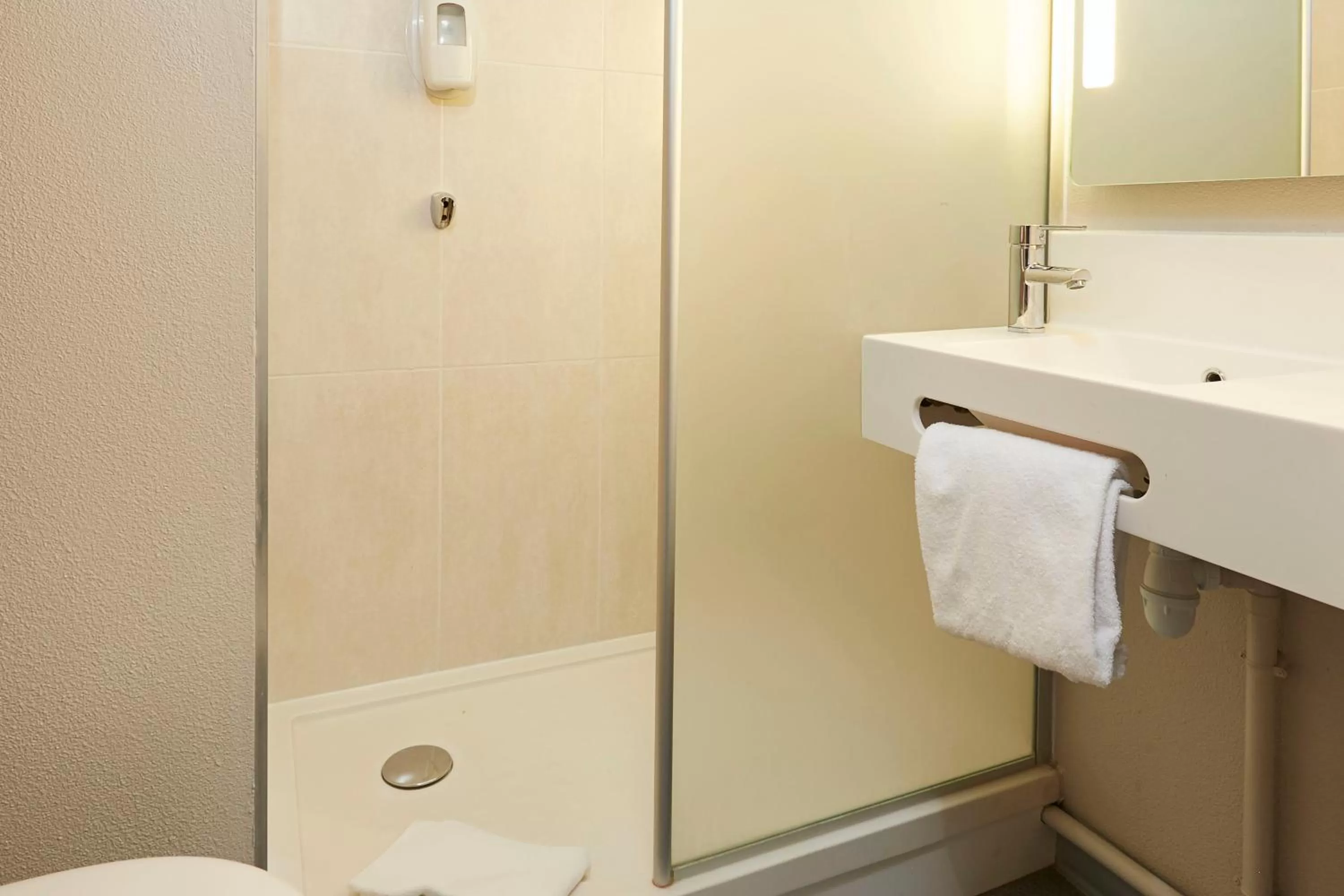 Bathroom in B&B HOTEL Lens Musée Du Louvre