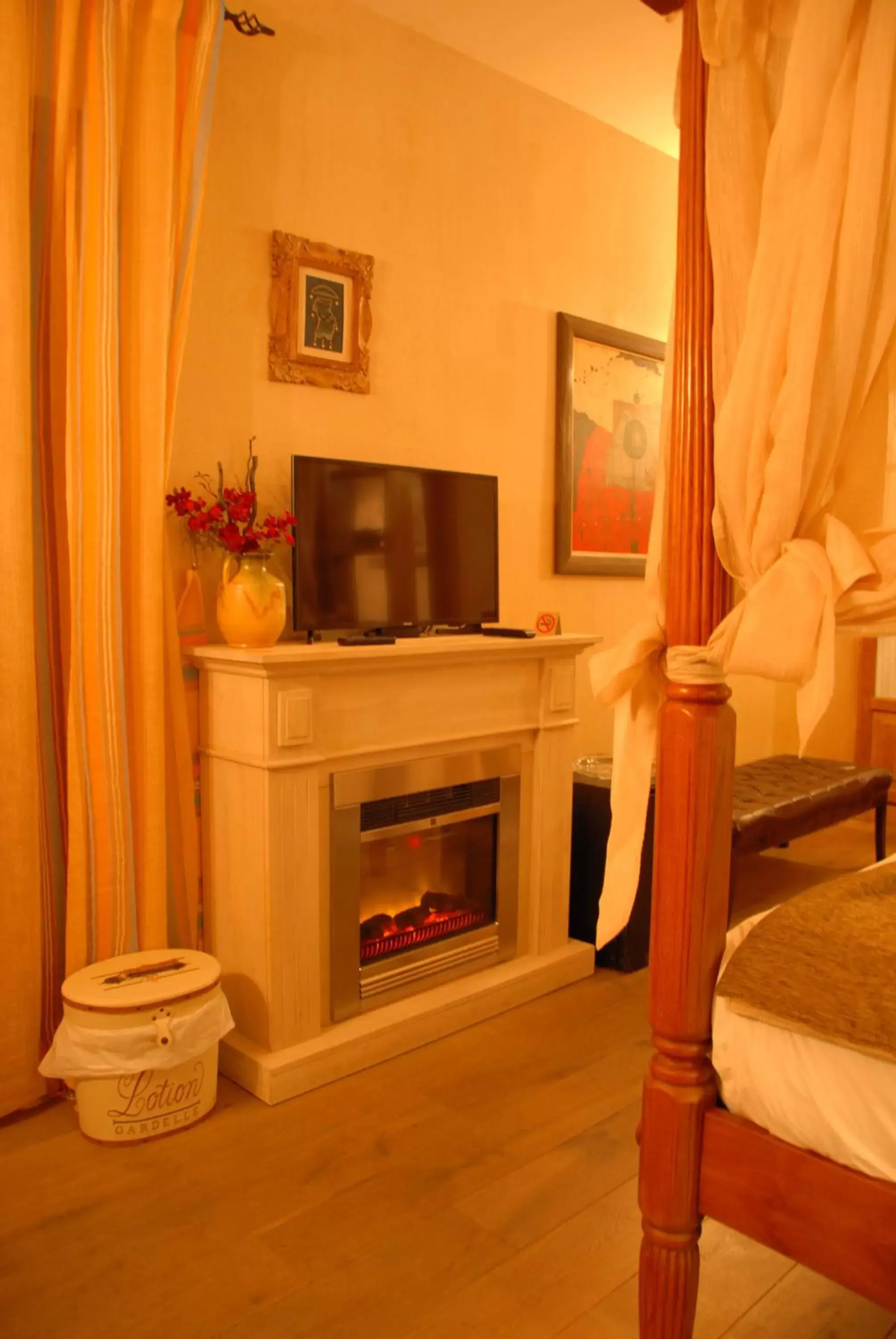 Bedroom, TV/Entertainment Center in Hotel Selba d'Ansils
