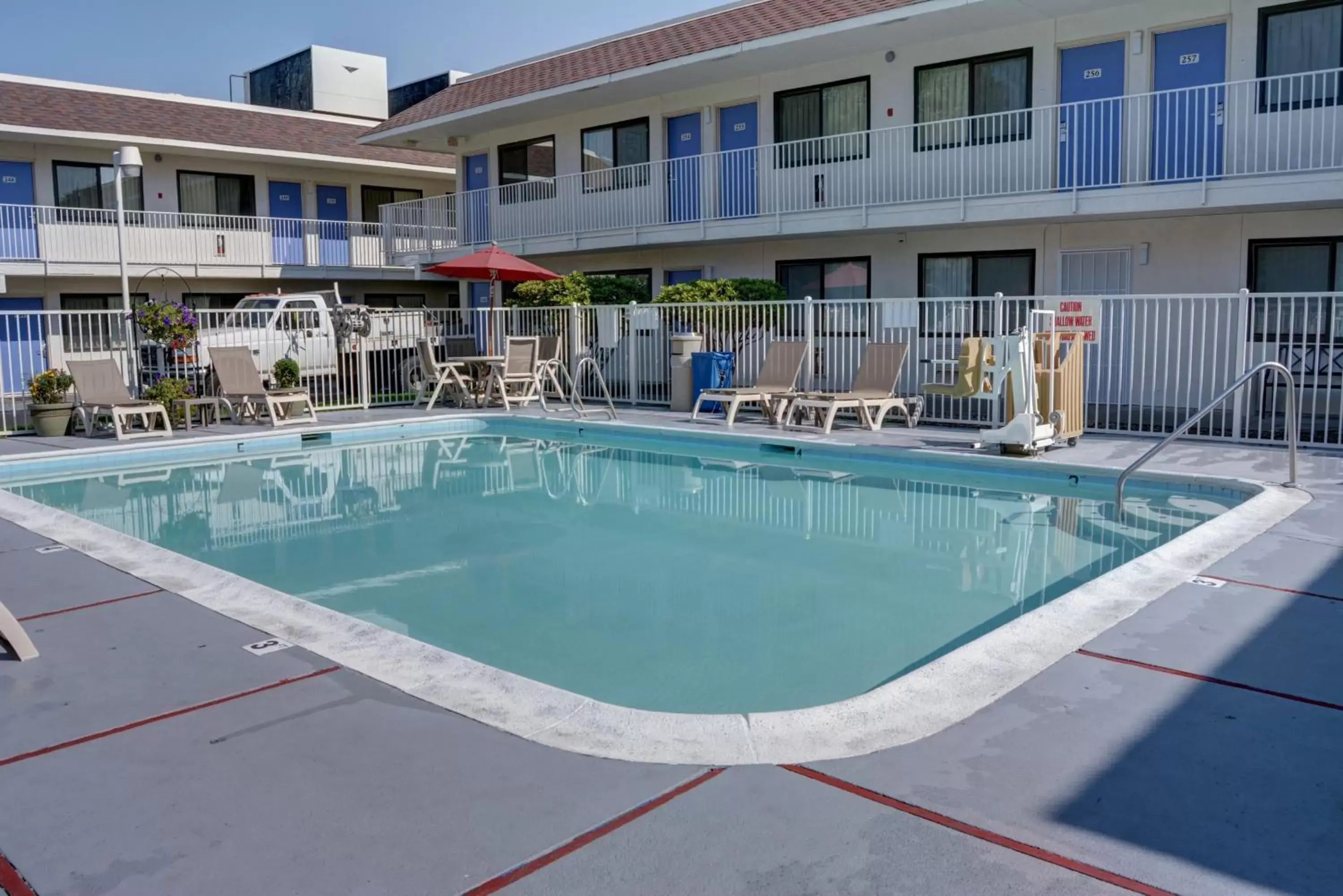 Swimming Pool in Motel 6-Springfield, OR - Eugene North