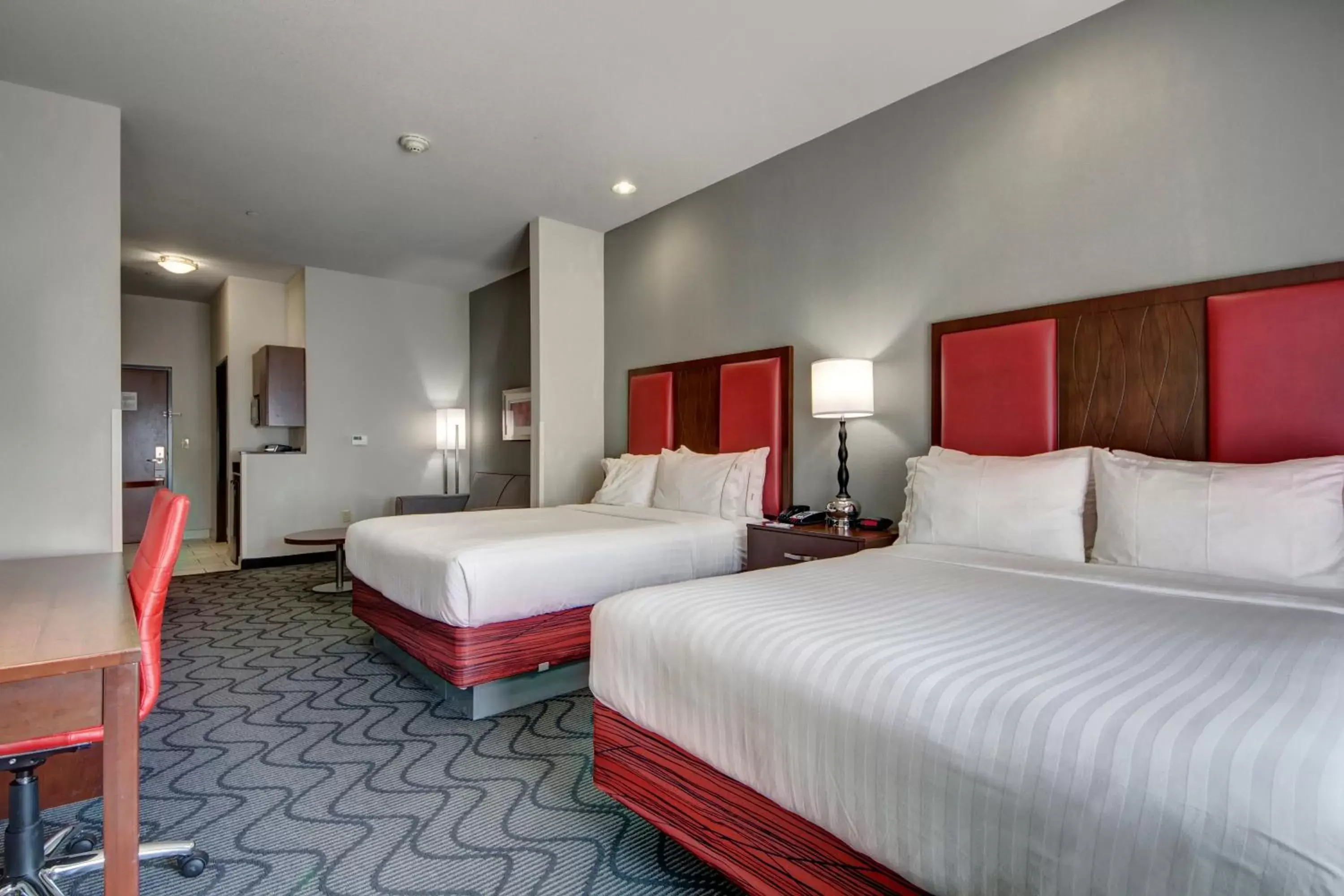 Photo of the whole room, Bed in Holiday Inn Express and Suites Oklahoma City North, an IHG Hotel