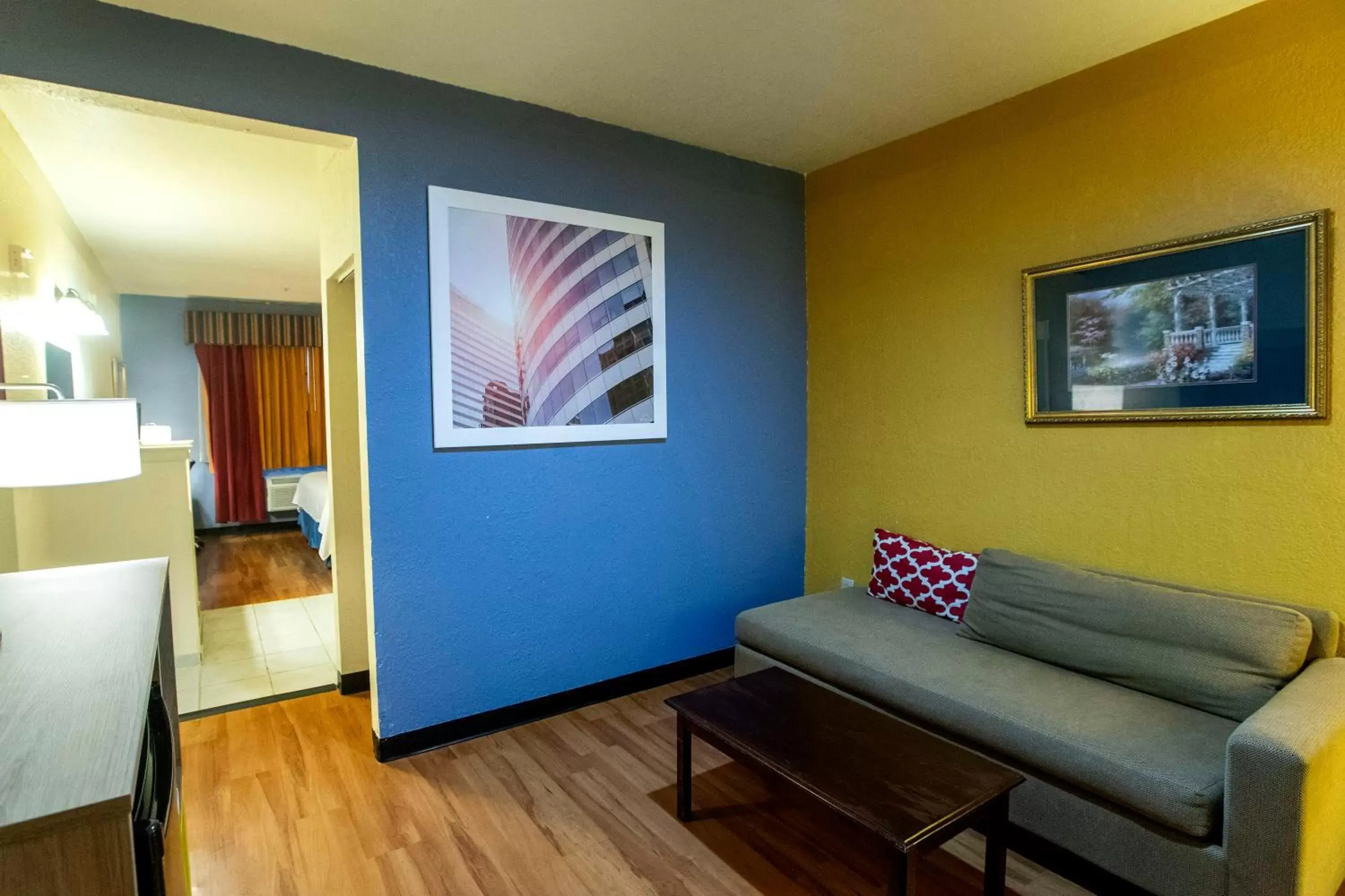 Living room, Lobby/Reception in Days Inn & Suites by Wyndham Houston North/Aldine
