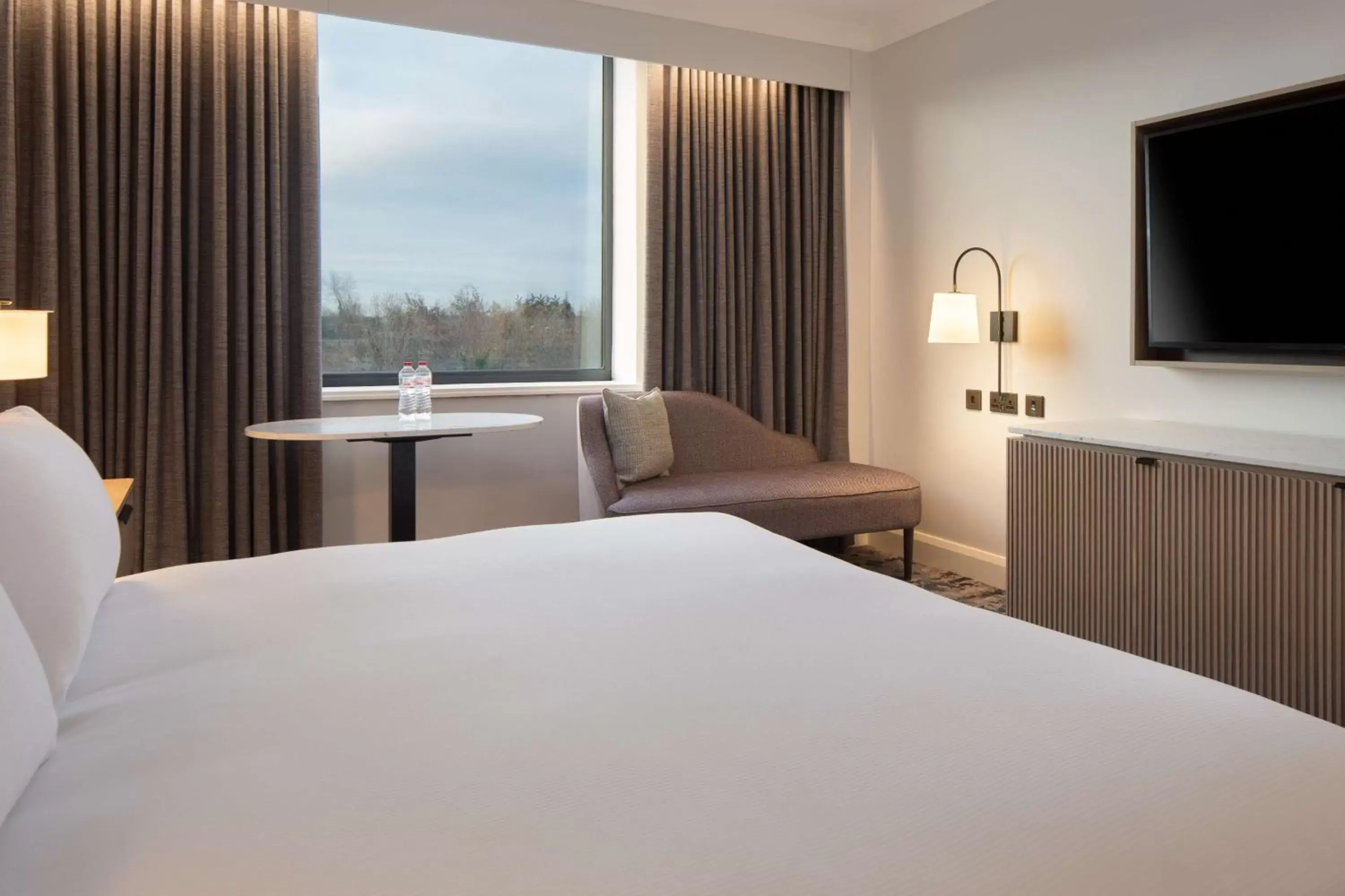 Bedroom, Bed in Hilton Dublin Airport