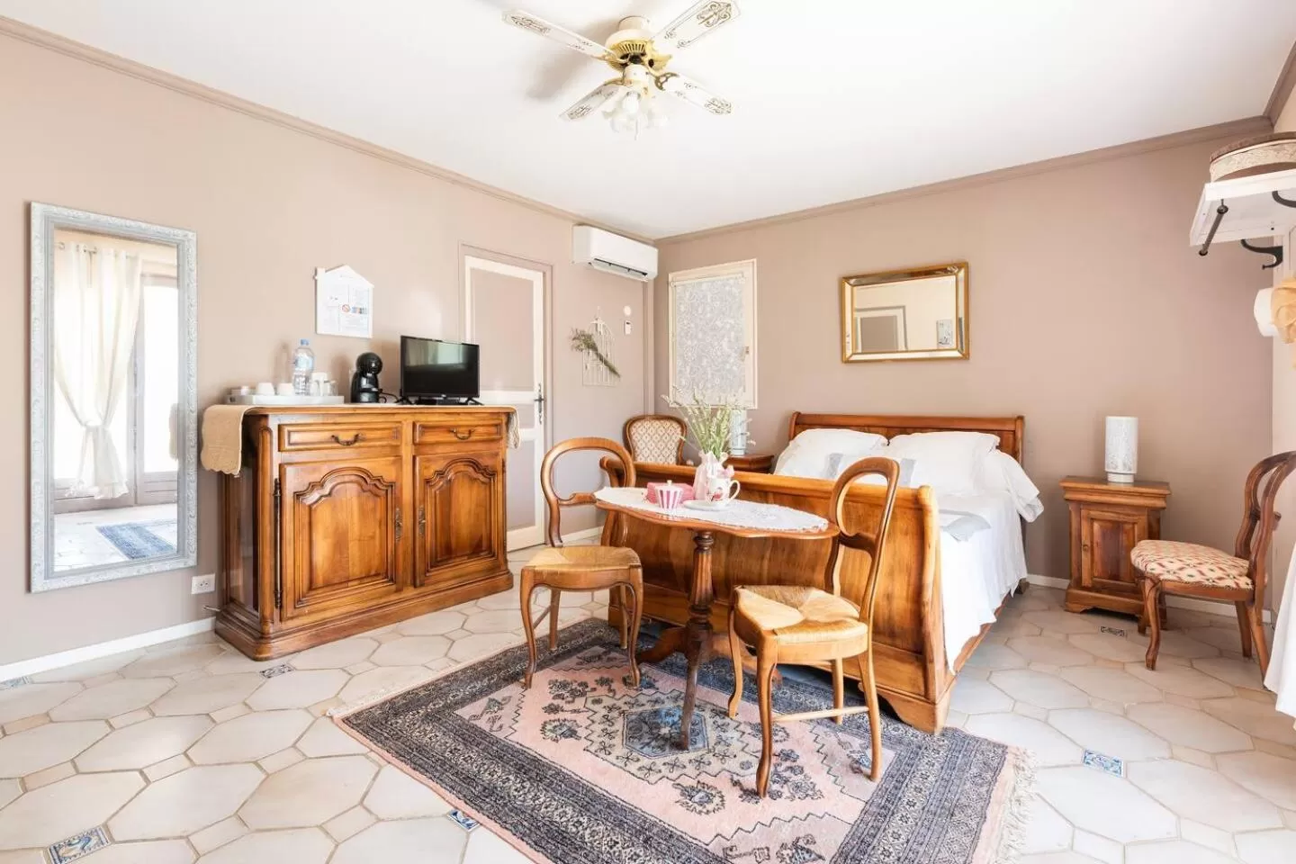 Photo of the whole room, Bed in Chambre et table d'hôtes Villa Pomponette