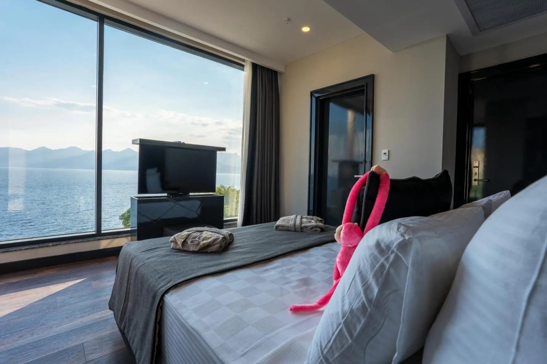 Balcony/Terrace, Bed in Lucky Monkey Hotel