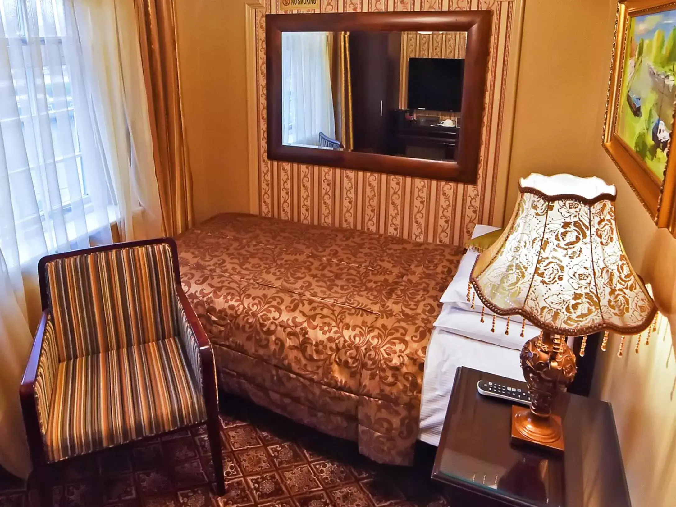 Bedroom in Riverside Inn