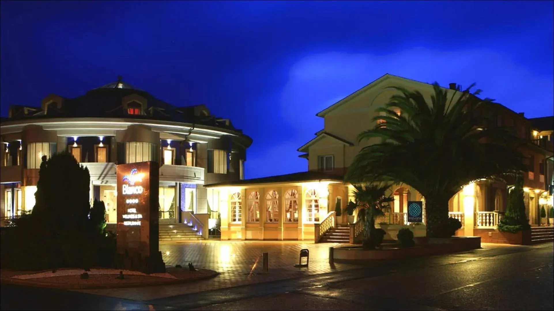 Facade/entrance, Property Building in Blanco Hotel Spa