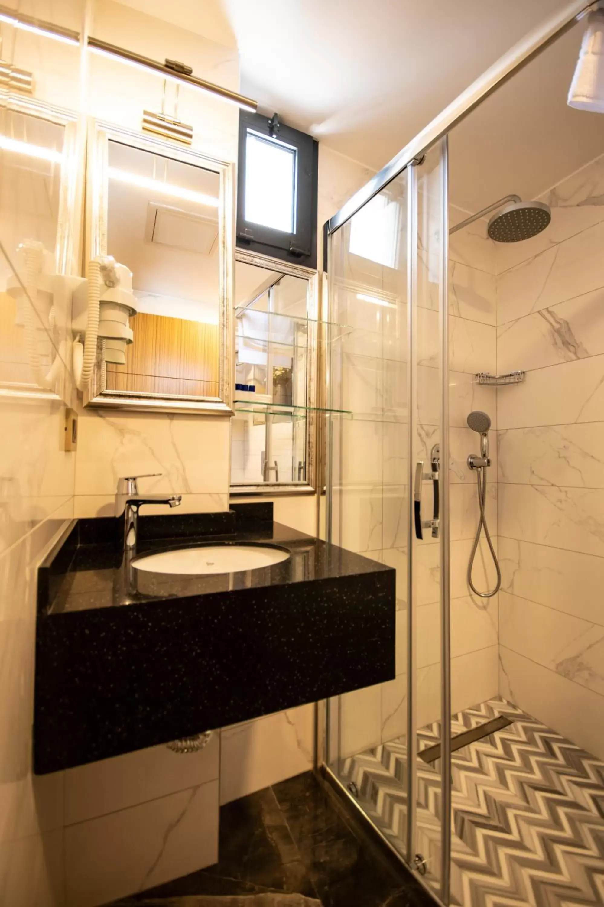 Shower, Bathroom in Eliza Hotel