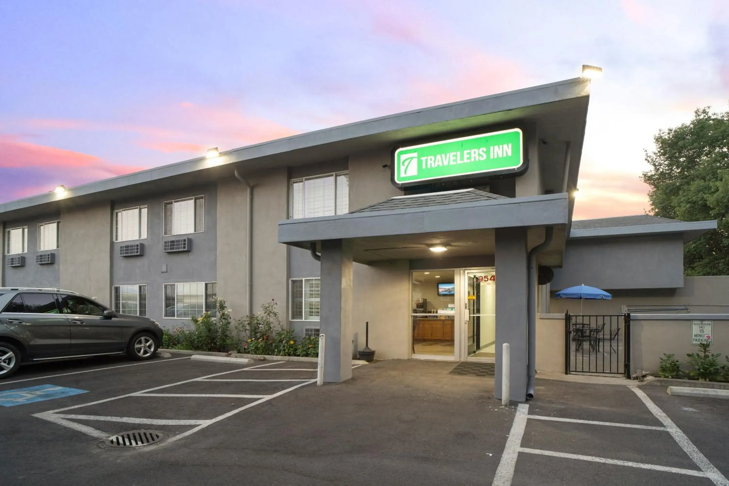 Property Building in Travelers Inn Medford I-5