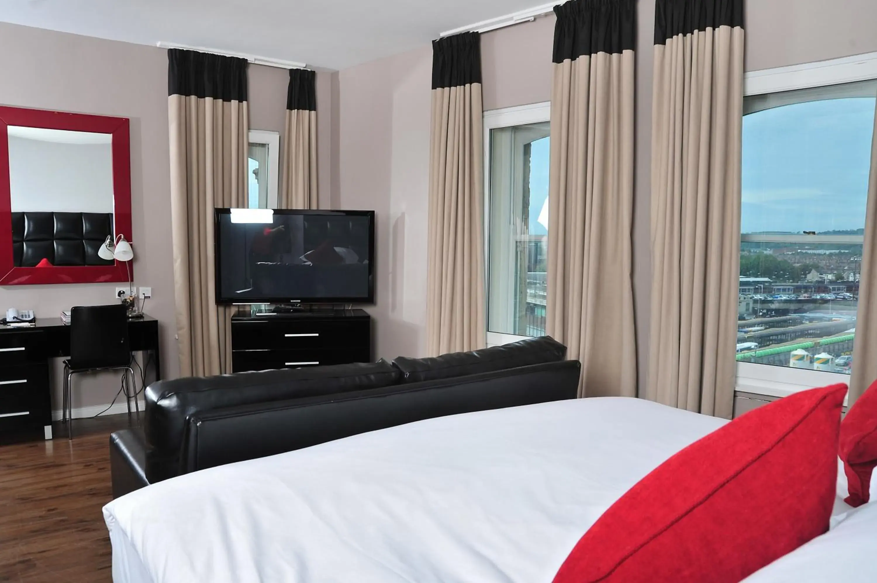 Bed, TV/Entertainment Center in The Royal Hotel Cardiff