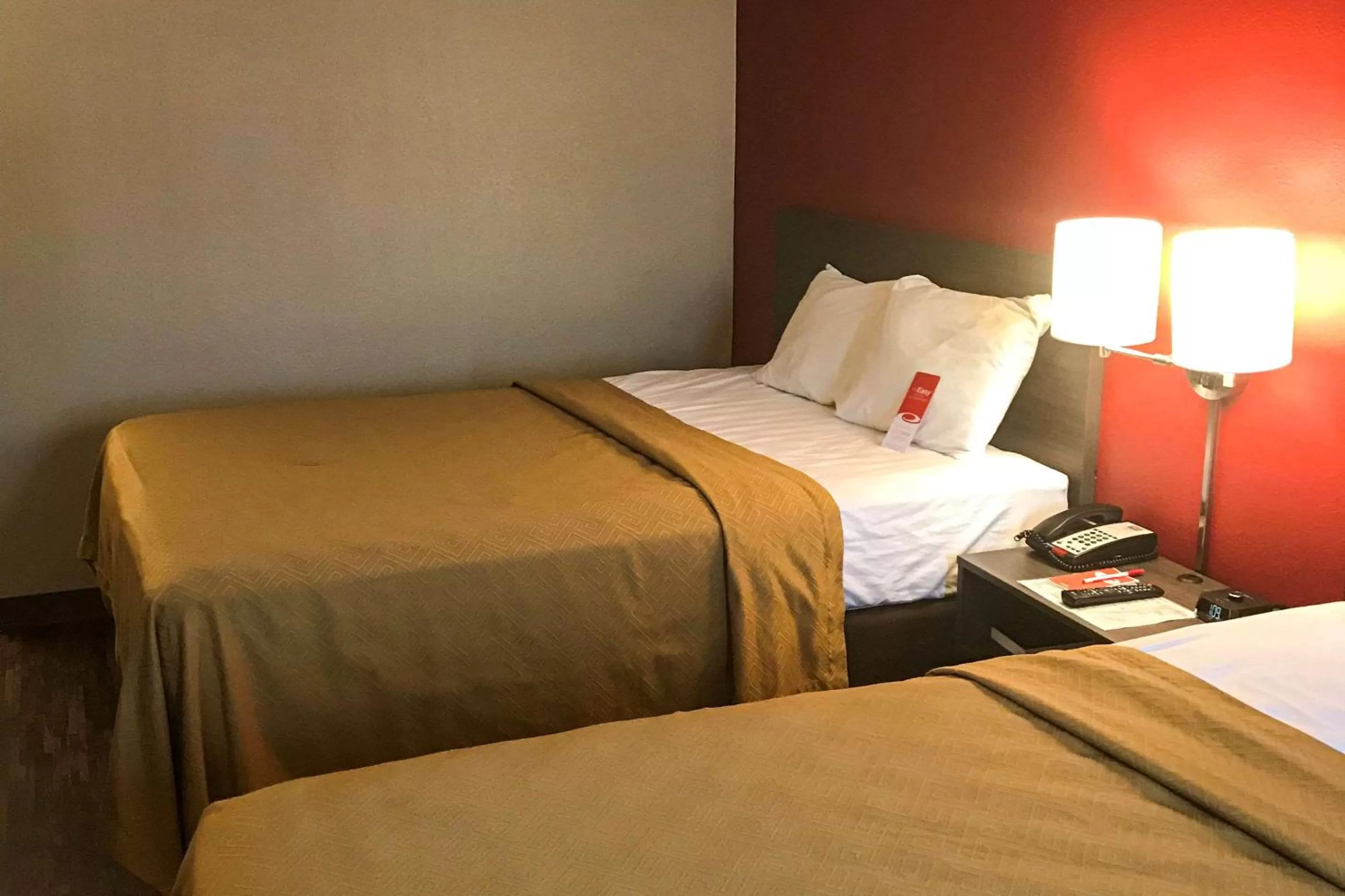 Photo of the whole room, Bed in Econo Lodge Mifflintown