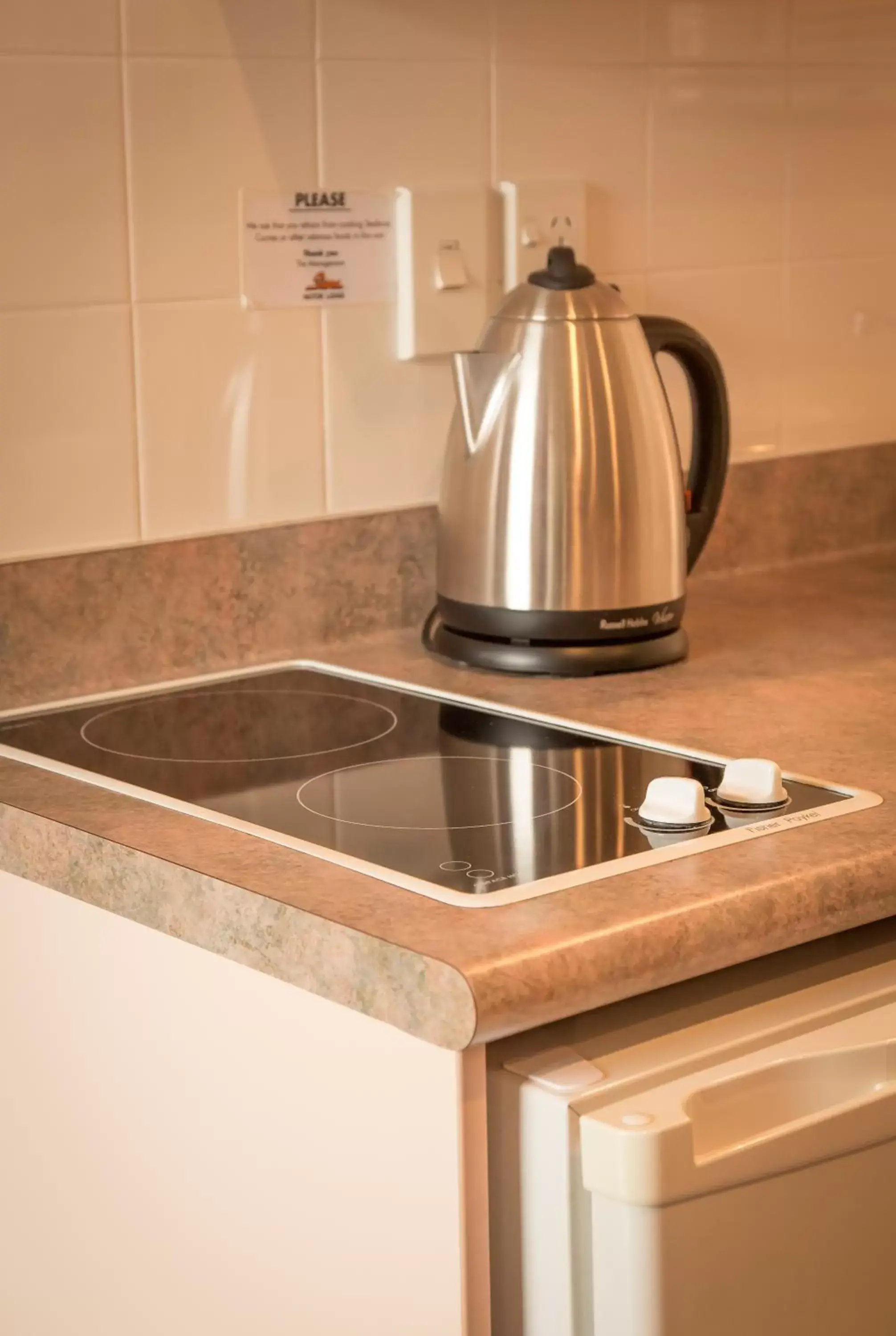 Coffee/tea facilities, Kitchen/Kitchenette in Siena Motor Lodge