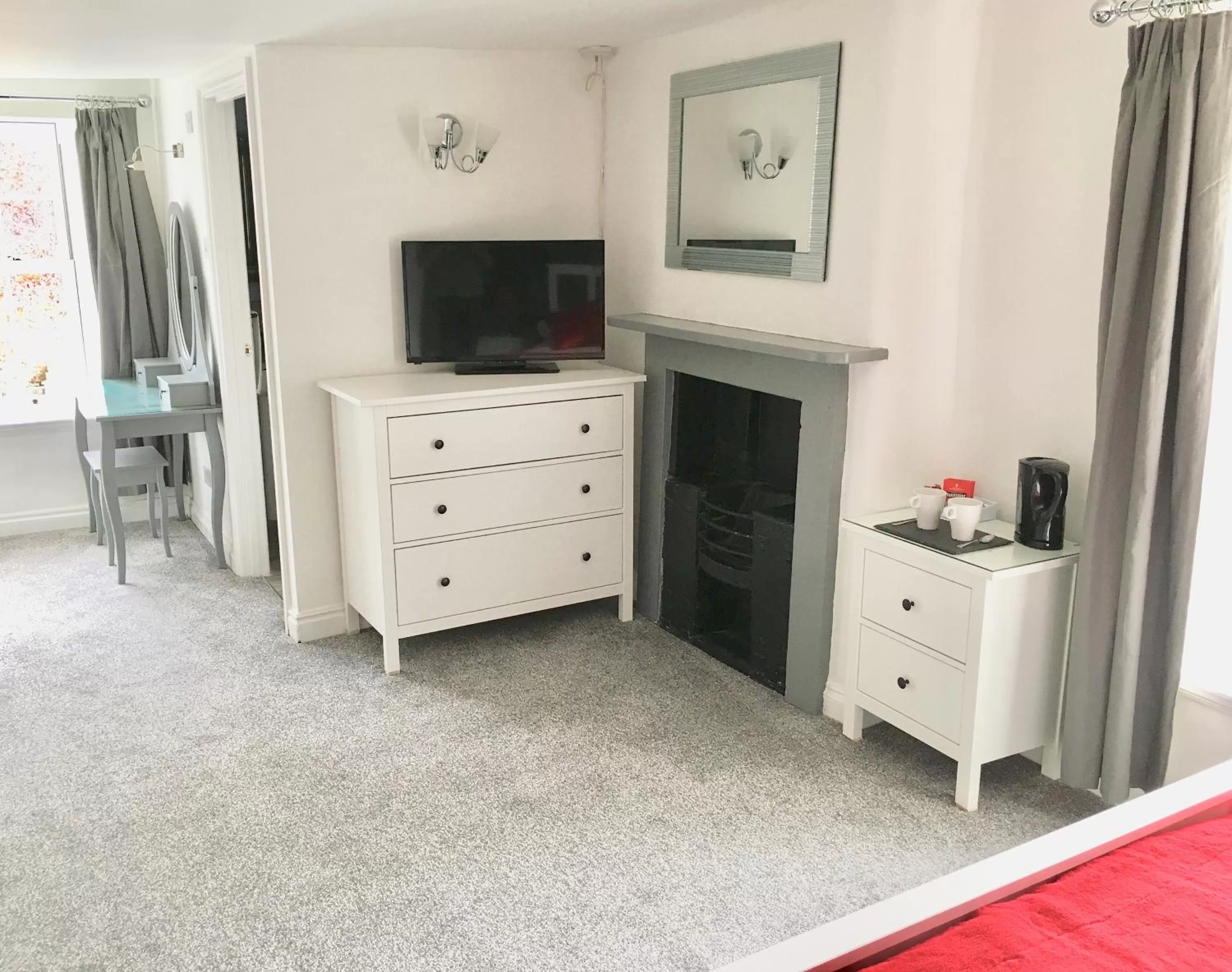 TV and multimedia, TV/Entertainment Center in The Greyhound Inn