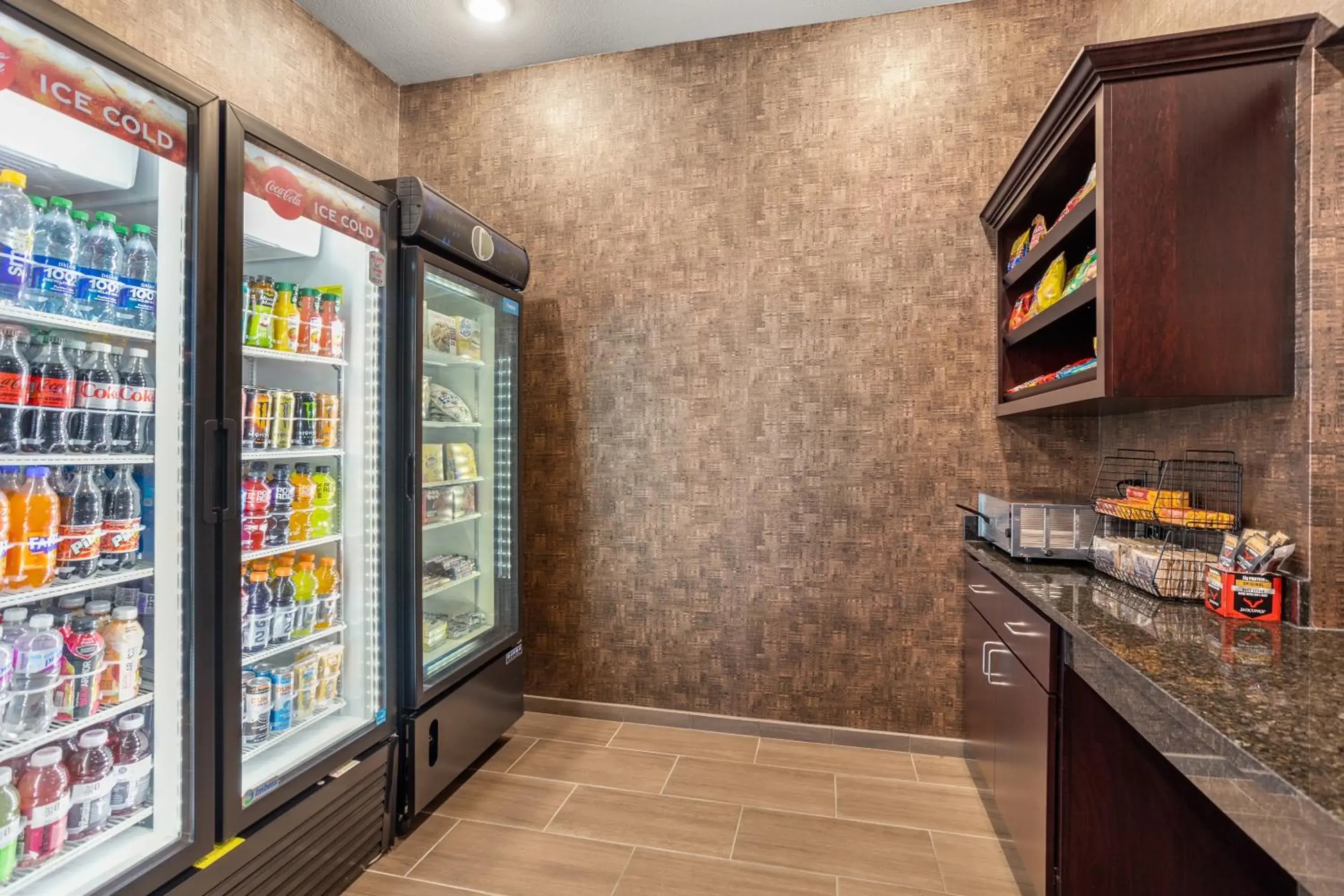 Food and drinks, Supermarket/Shops in Cobblestone Hotel & Suites - De Pere