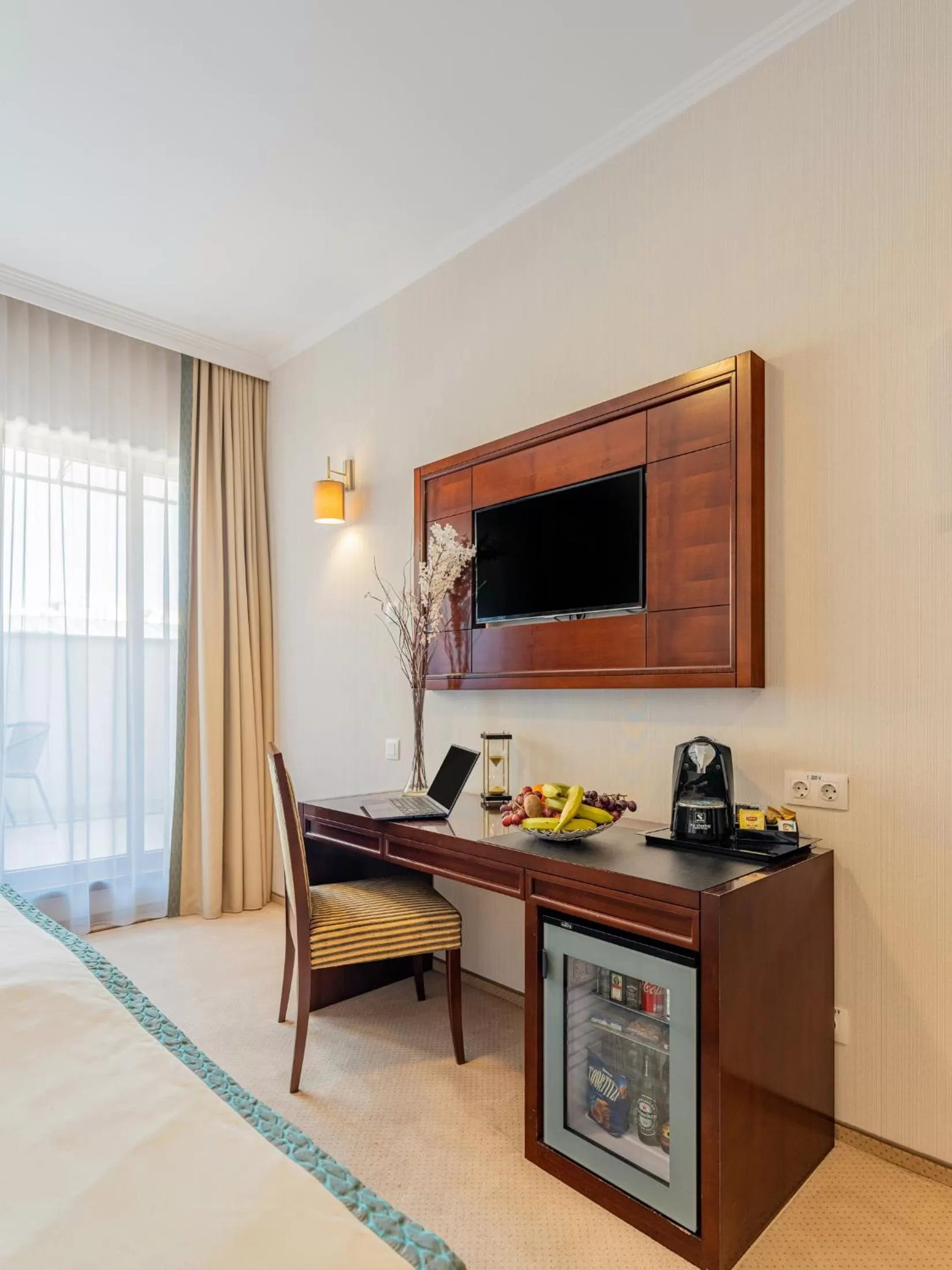 Communal lounge/ TV room, Bed in Concorde Old Bucharest Hotel