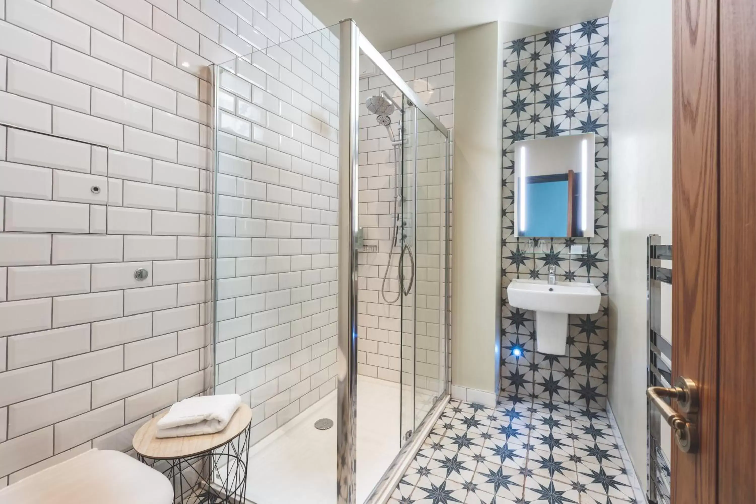 Shower, Bathroom in Rock Point Inn