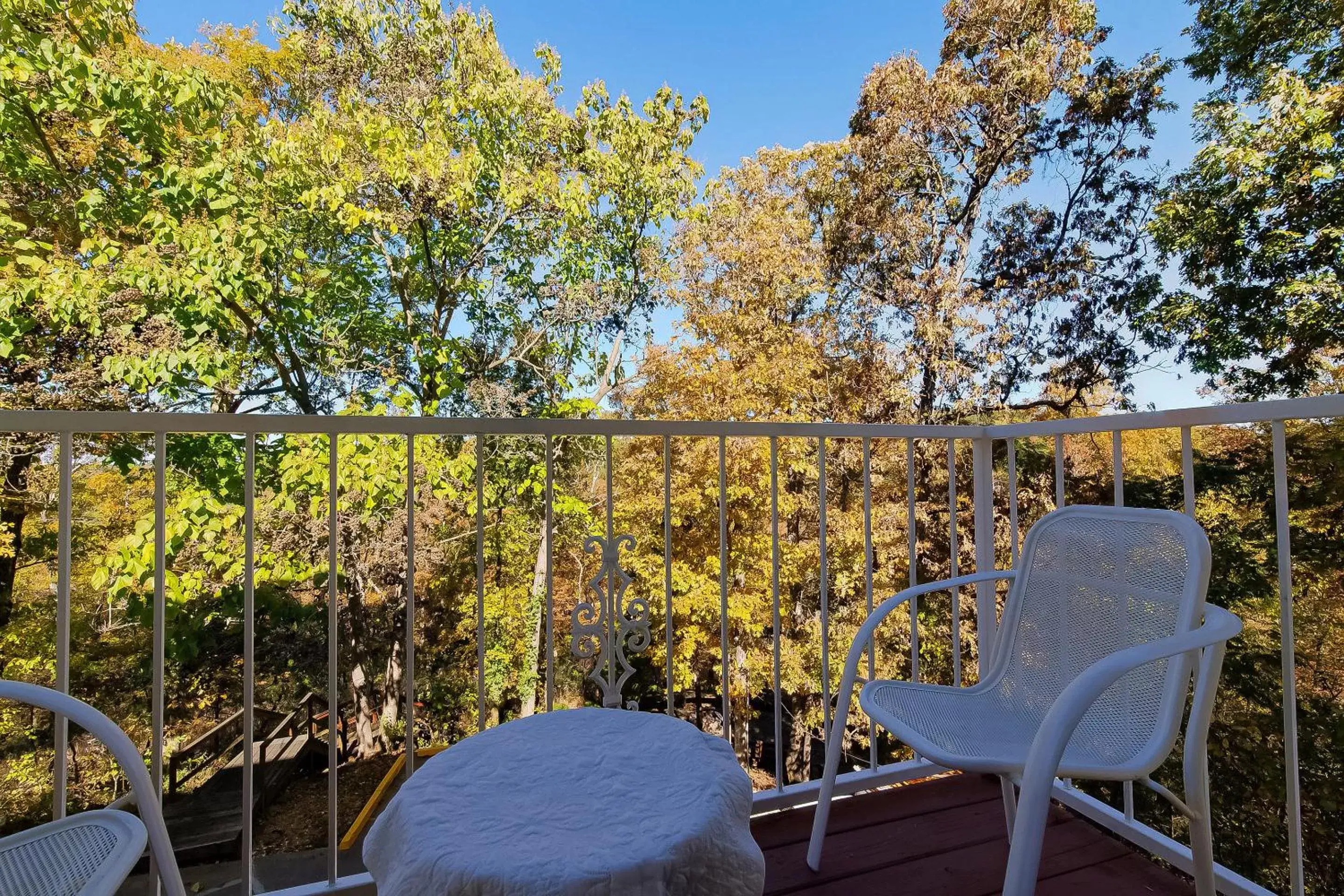 Balcony/Terrace in Hotel O Eureka Springs - Christ of Ozark Area