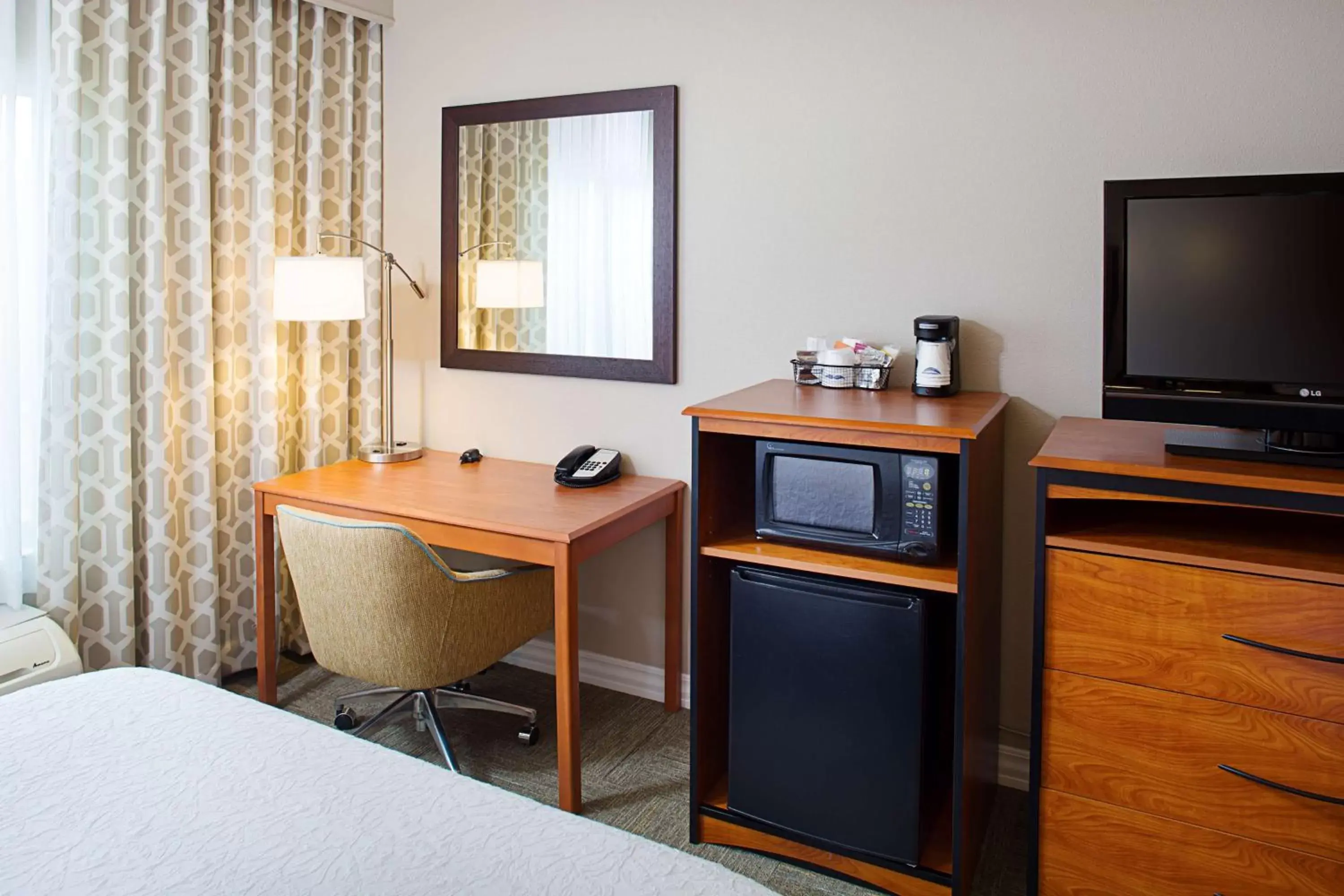 Bed, TV/Entertainment Center in Hampton Inn & Suites Lancaster