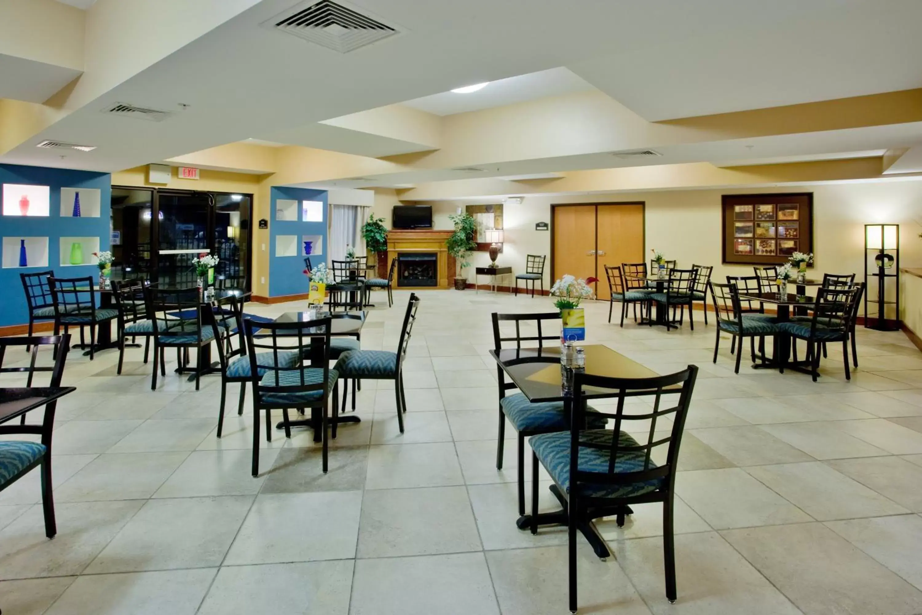 Breakfast, Restaurant/Places to Eat in Holiday Inn Express Hotel & Suites Suffolk, an IHG Hotel