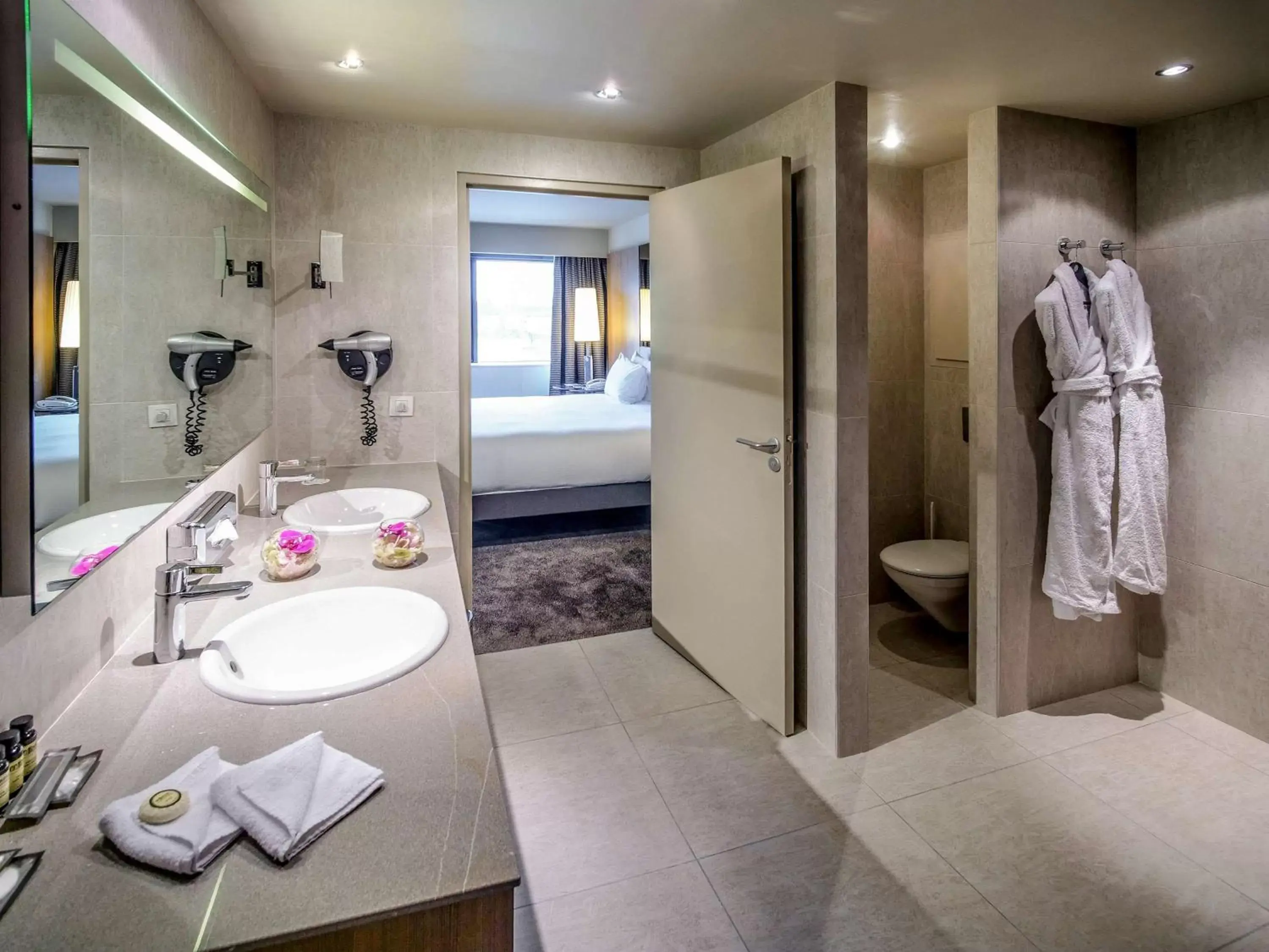 Photo of the whole room, Bathroom in Pullman Bordeaux Lac