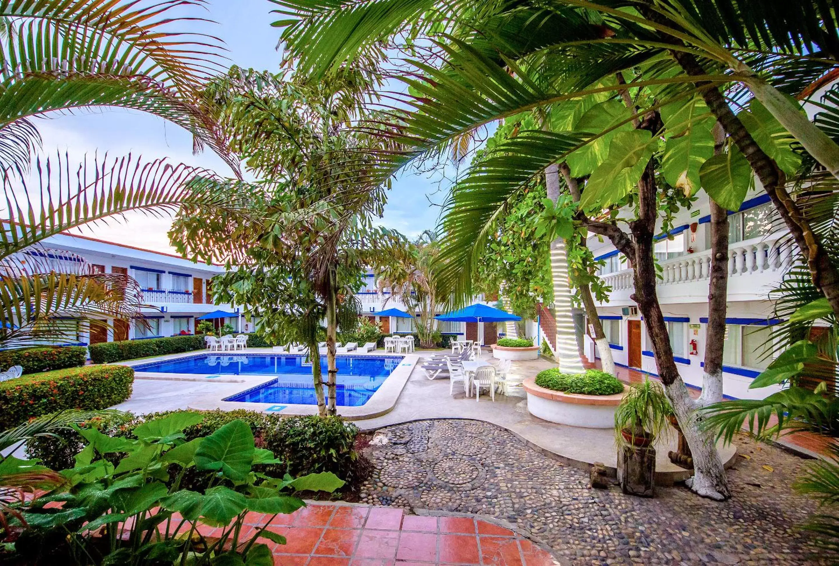 Patio, Swimming Pool in Hotel Hacienda Vallarta - Playa Las Glorias