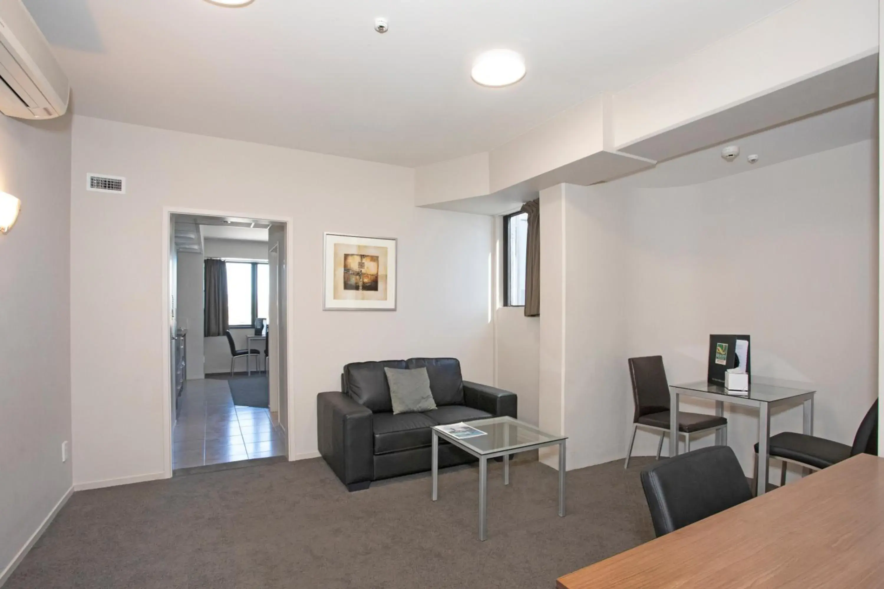 Living room, Seating Area in Quality Suites Central Square