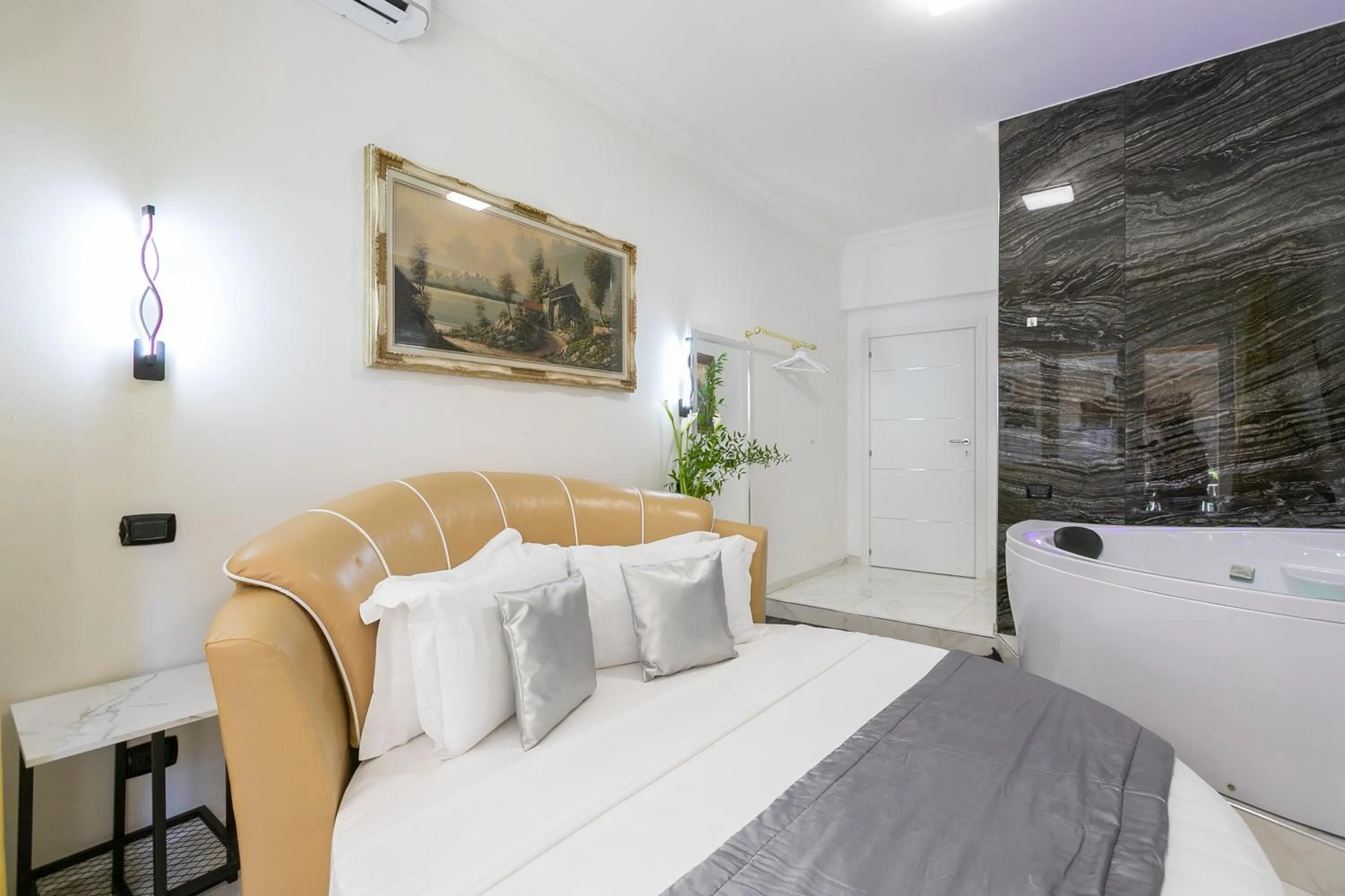 Hot Tub, Bed in Gregorio VII Luxury Suites San Damaso