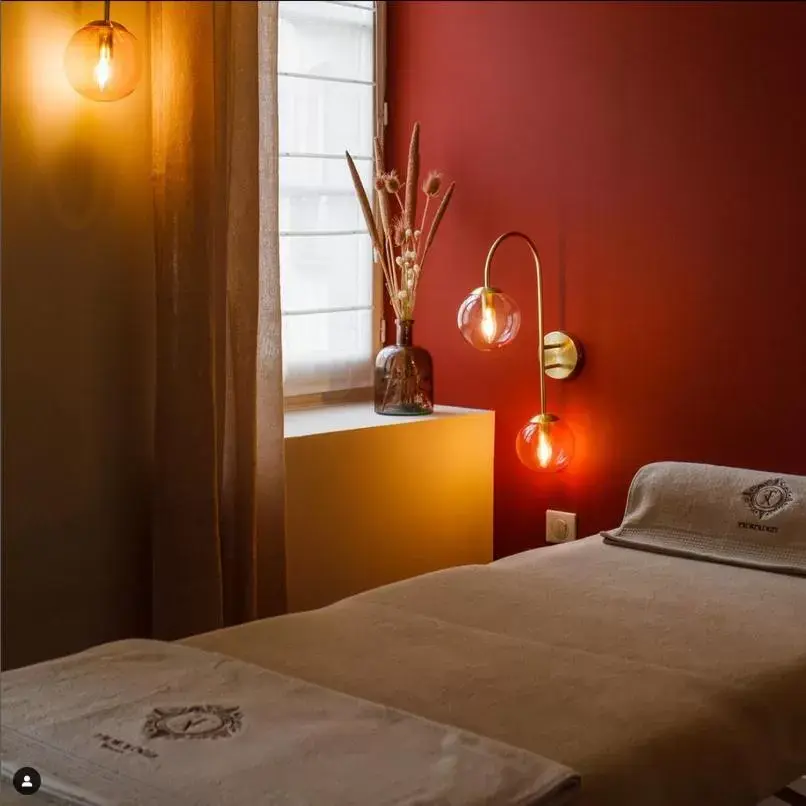 Massage, Bed in Hôtel des Basses Pyrénées - Bayonne