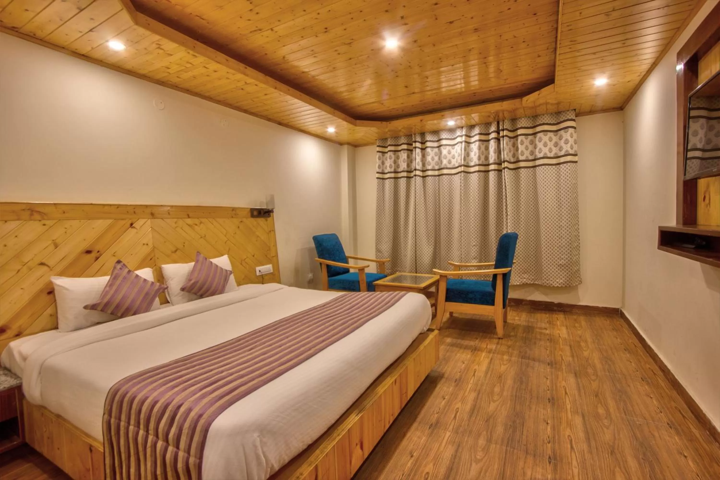 Bedroom, Bed in Snow City's Montana Blues Resort Manali - Heated & Air-Cooled Stay
