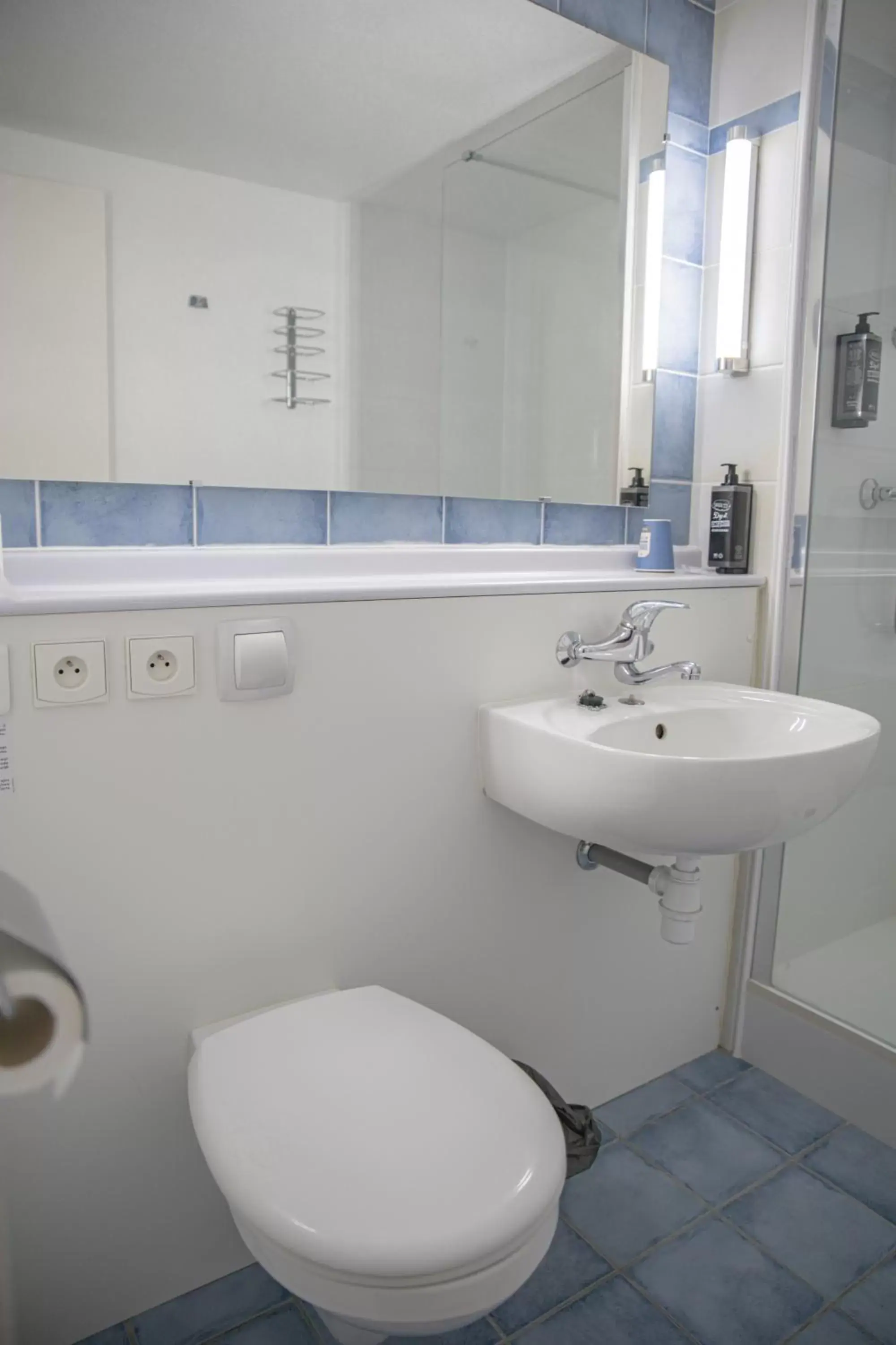 Toilet, Bathroom in Kyriad Direct Nancy Sud -Vandoeuvre - Rénové