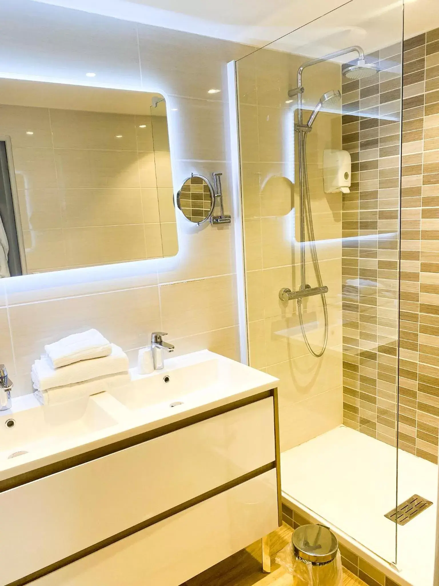 Shower, Bathroom in Auberge Des Pins