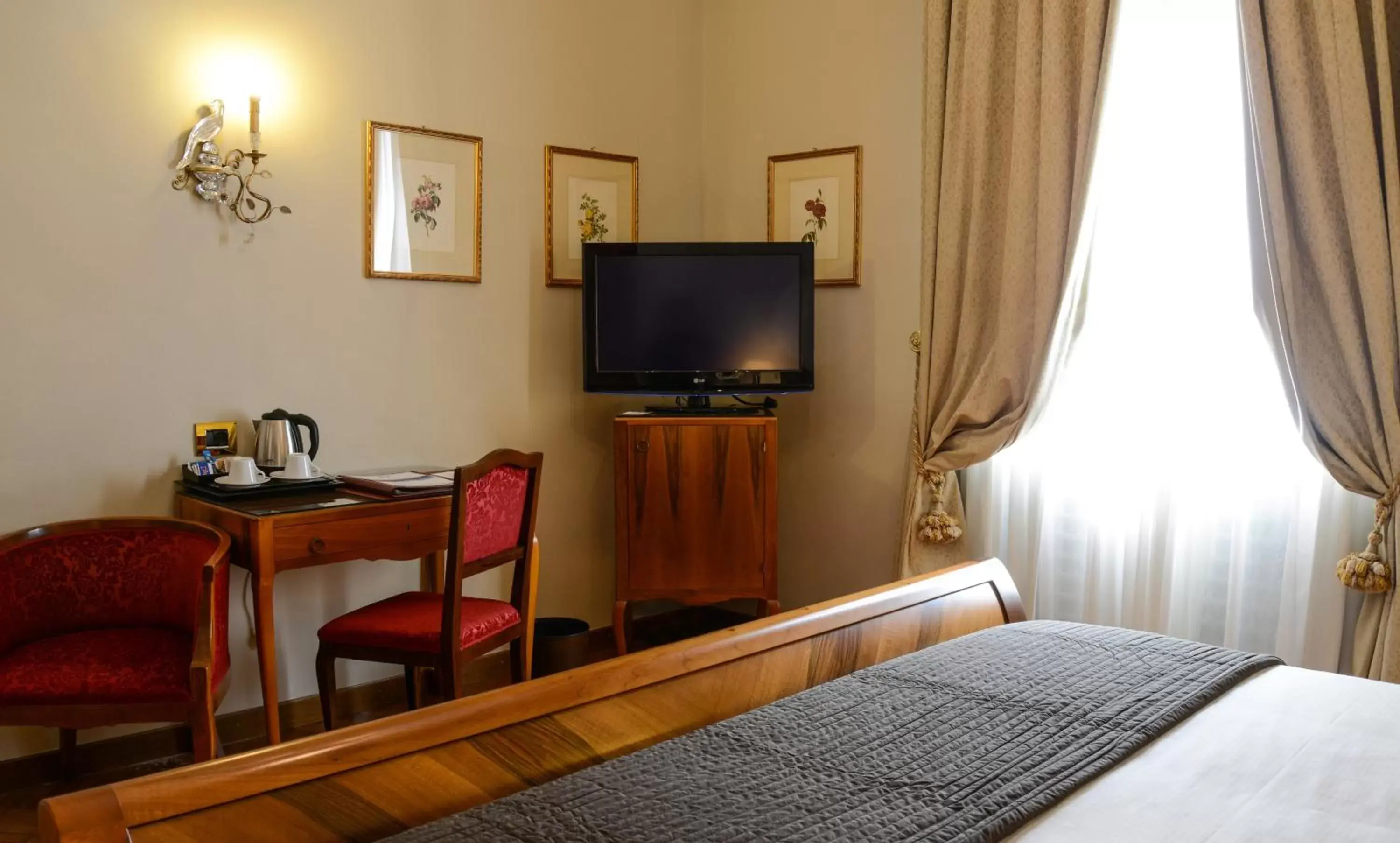 Bedroom, TV/Entertainment Center in Hotel Vittoria