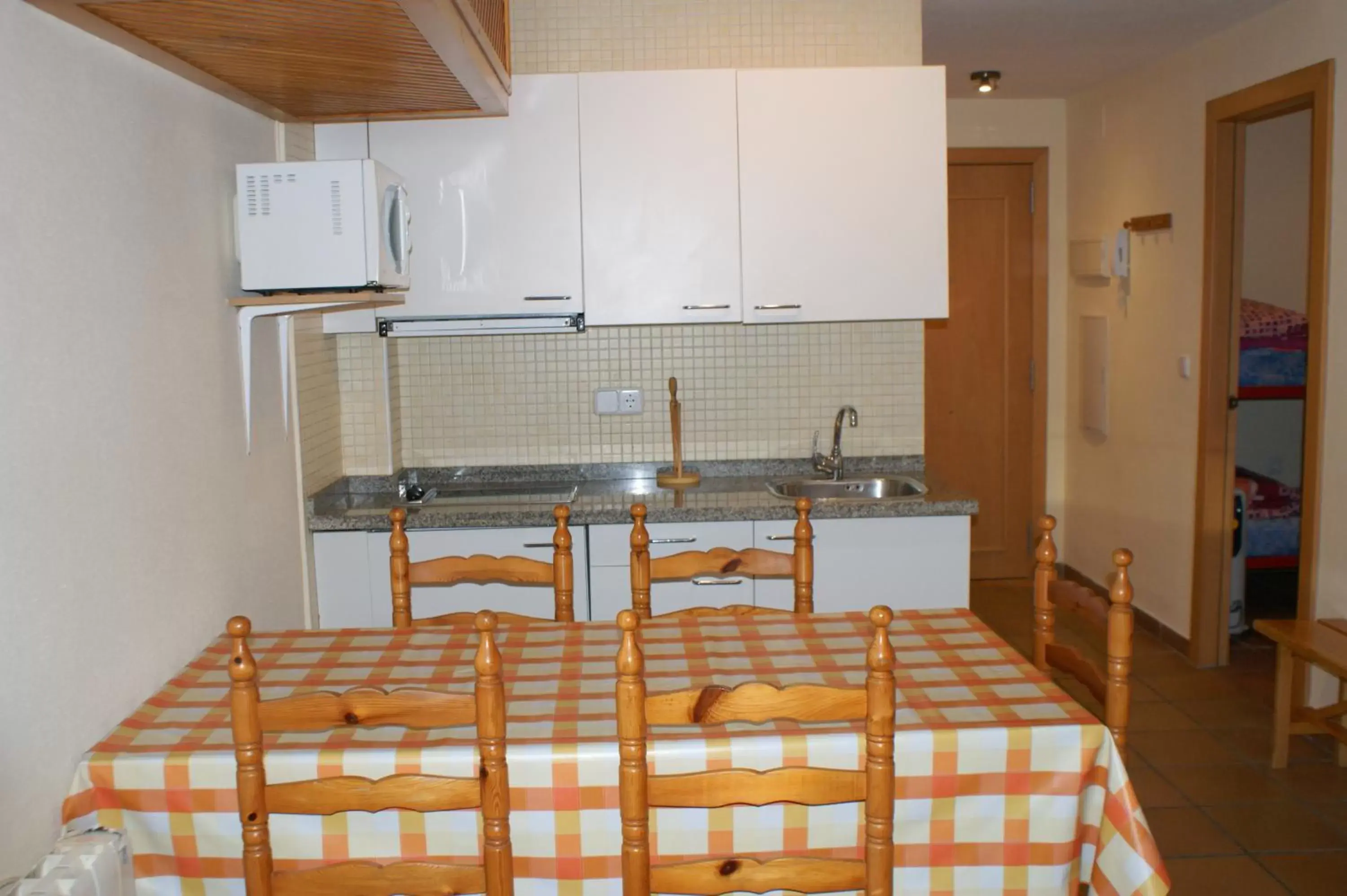 Dining area, Kitchen/Kitchenette in Apartamentos Sierra Nevada Welcome